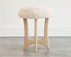 Taburete FORMA en roble blanco y piel de oveja de Stamford Modern