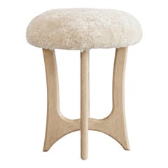Taburete FORMA en roble blanco y piel de oveja de Stamford Modern