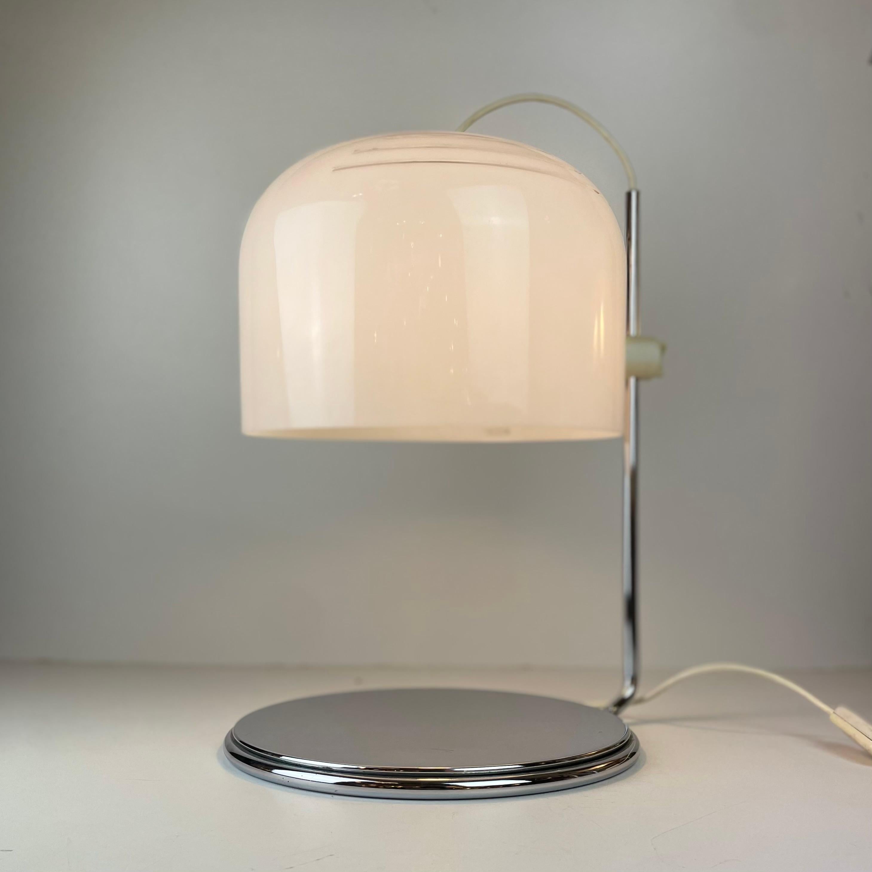 Iconic table lamp made with a chromed aluminium base under an adjustable acrylic white mushroom lampshade, designed by Luigi Massoni for Harvey Guzzini in the 1960’s.
-
Iconique lampe de table réalisée avec une base en aluminium chromé sous un