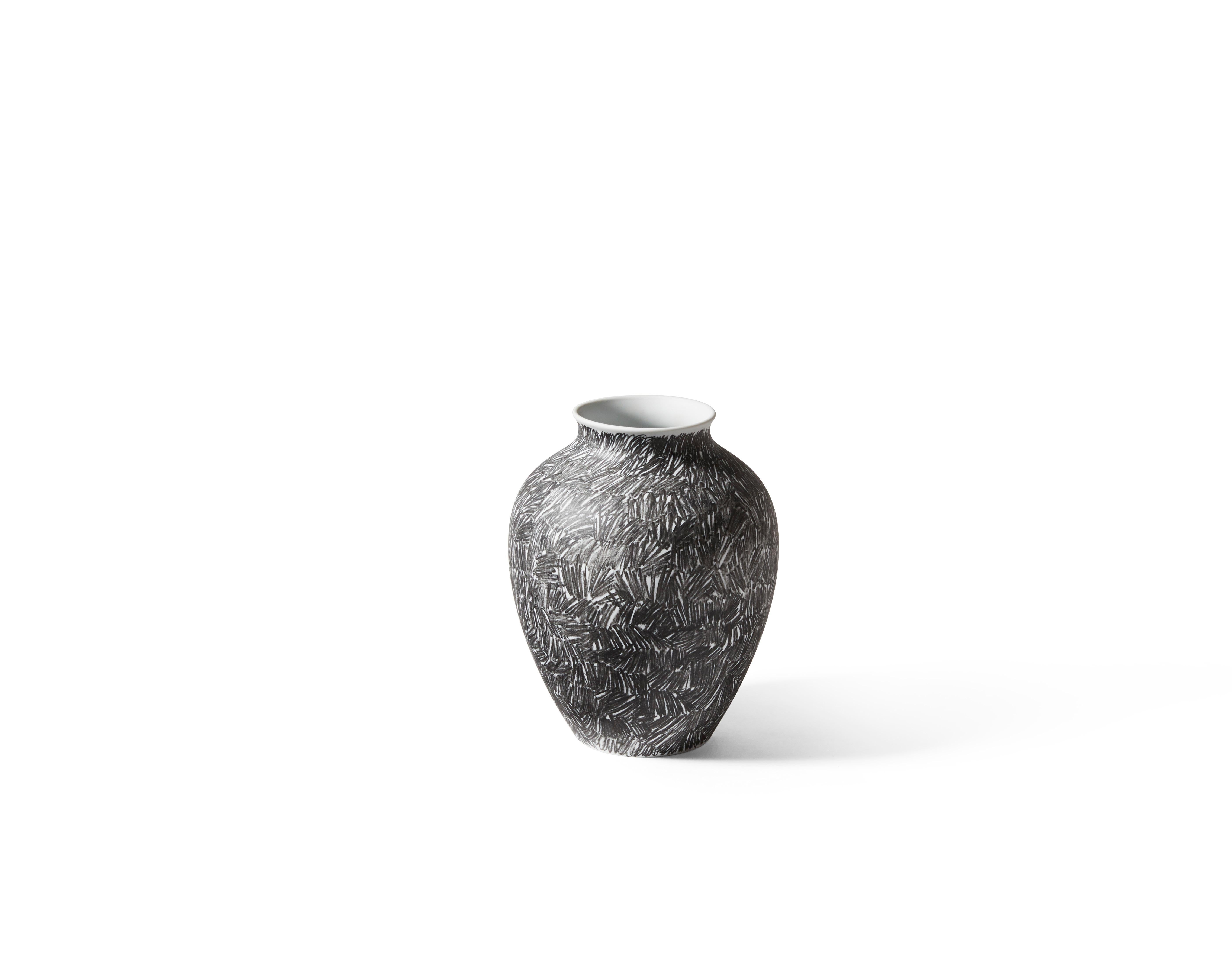 Formafantasma Post Scriptum Ad Orcino Tratto Misto Nero Vaso Per Cassina 

NERO SU BIANCO, L'ESPRESSIONE CONTEMPORANEA DEL DESIGN

I disegni di Formafantasma diventano decorazioni sulla porcellana, grazie al know-how, alle capacità e all'esperienza