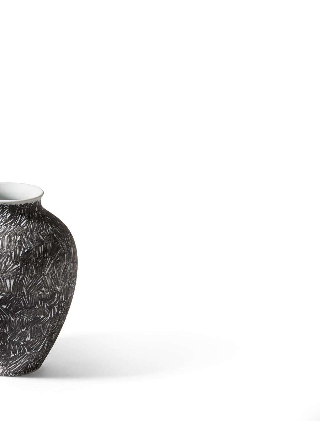 Mid-Century moderno Formafantasma Post Scriptum Ad Orcino Tratto Misto Nero Vaso Per Cassina in vendita