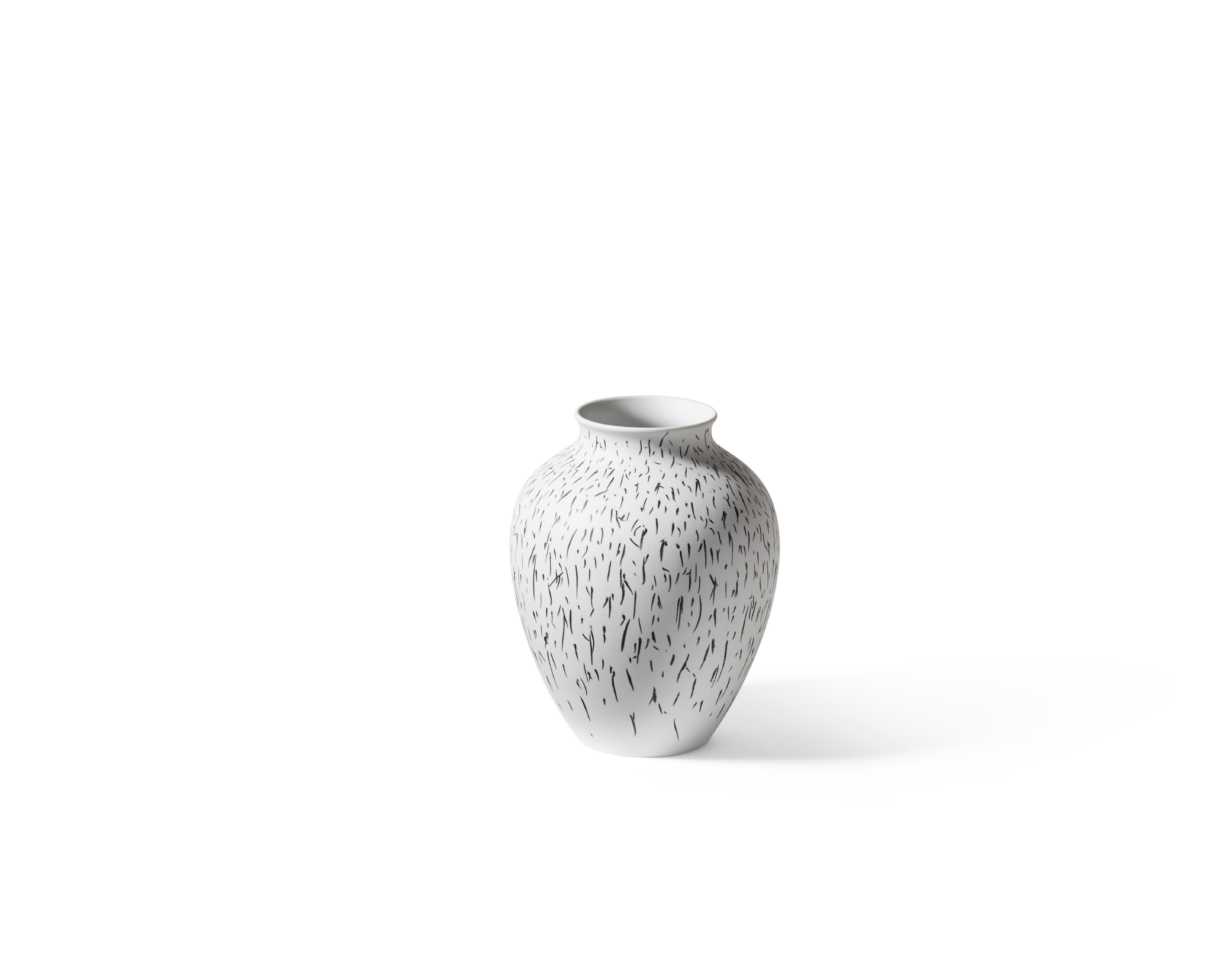 Formafantasma Post Scriptum Ad Orcino Vaso per Cassina 

NERO SU BIANCO, L'ESPRESSIONE CONTEMPORANEA DEL DESIGN

I disegni di Formafantasma diventano decorazioni sulla porcellana, grazie al know-how, alle capacità e all'esperienza dei maestri