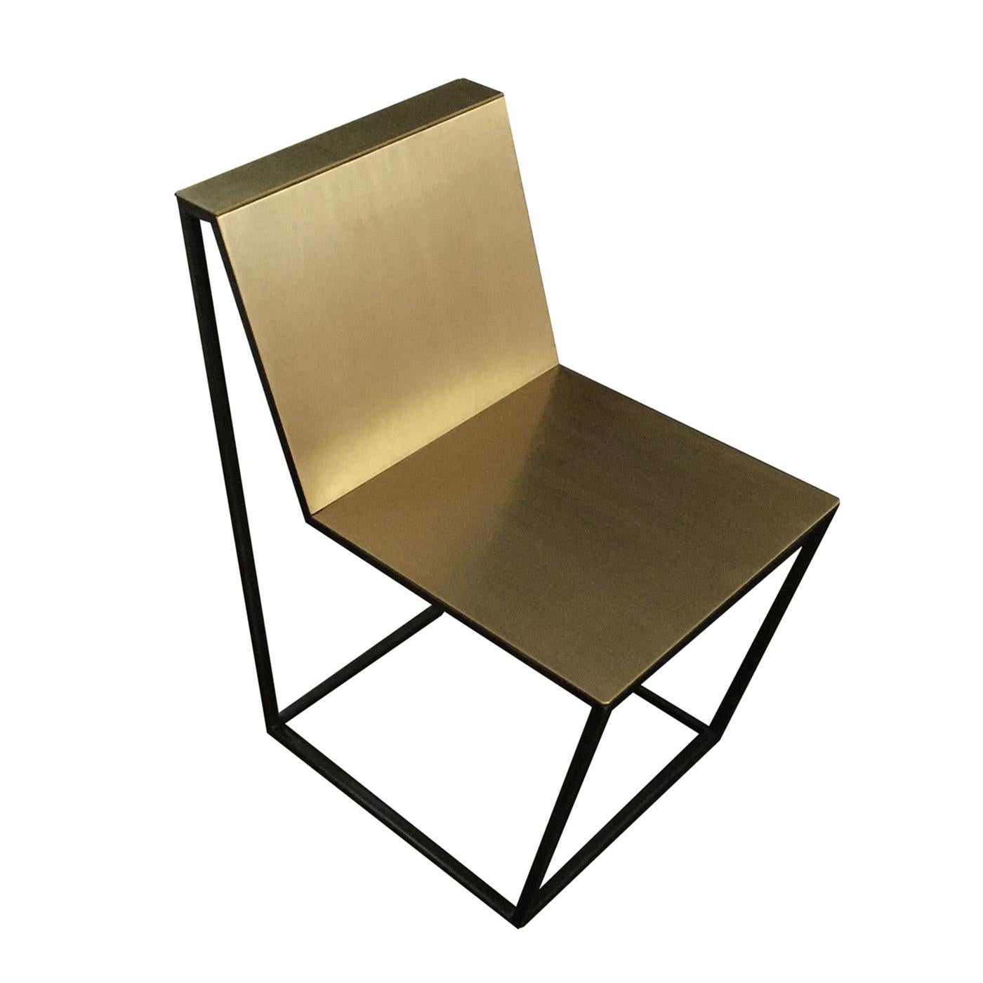 Part of the forma frame series, this chair is entirely made in brass, whose warm hues reflect the surrounding light creating striking effects. The structure is in brass with a square section that forms the shape of a square at the base, enlarging