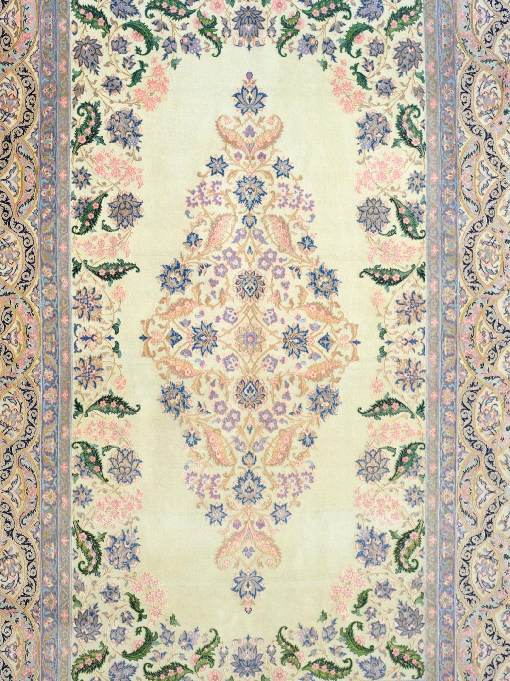 Dieser kunstvolle persische Isfahan-Teppich mit den Maßen 5' x 7'3
