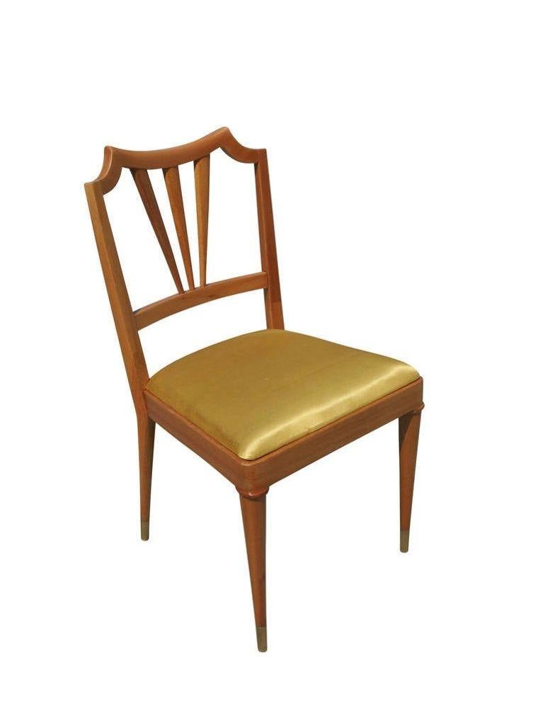 Rappelant les designs d'Adrian Pearsall, cet ensemble de chaises de salle à manger formel du milieu du siècle comprend six chaises d'appoint et un corps sculptural en noyer. Les chaises sont dotées d'un dossier à fuseau incurvé et de détails en
