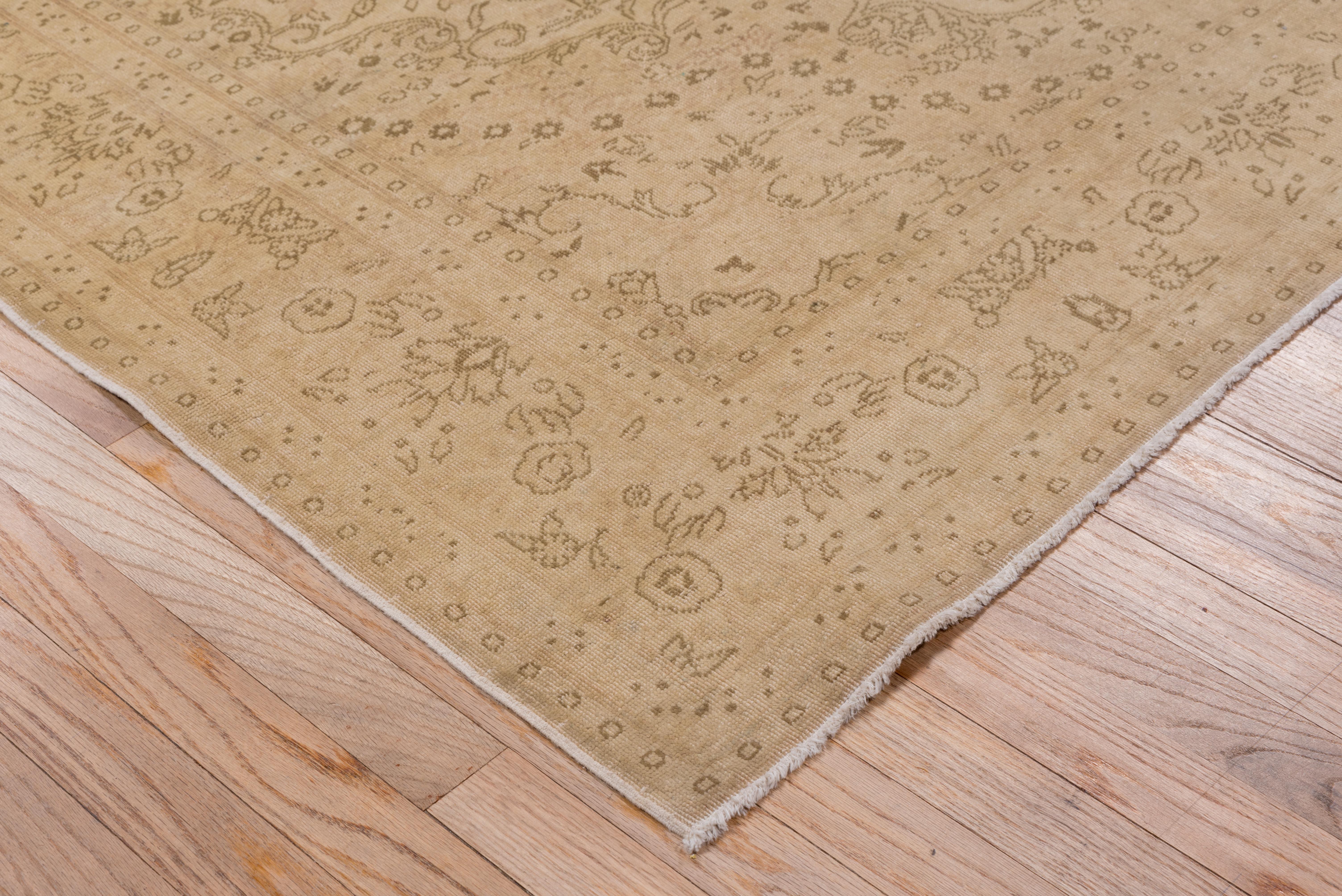 Formal Sivas Rug, circa 1940s In Good Condition For Sale In New York, NY
