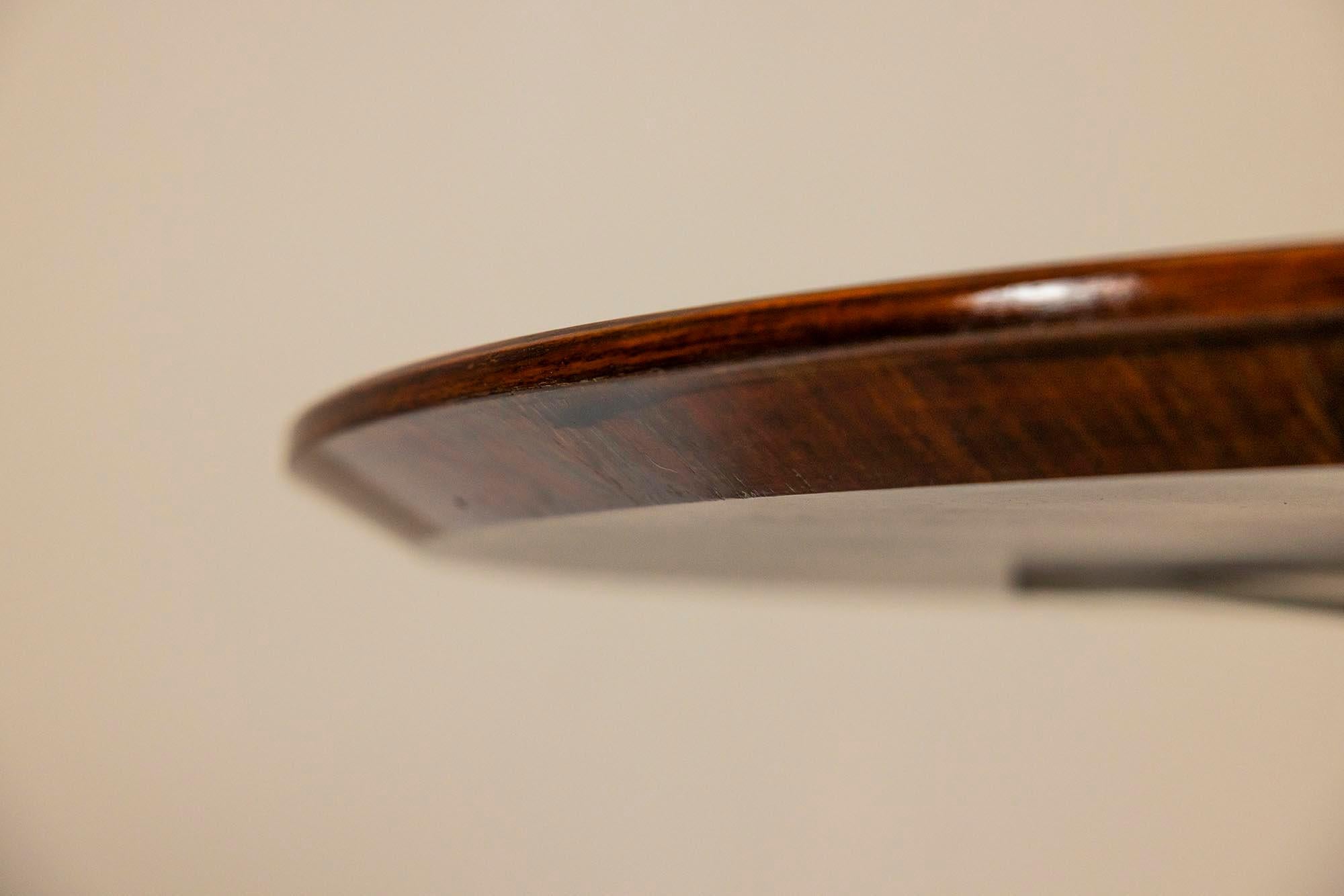 Table basse ronde italienne Formanova en placage de bois de rose et acier inoxydable brossé des années 1960. Une charmante table basse ronde fabriquée par Formanova exécutée en bois de rose et en acier brossé. Cette table a une apparence forte grâce