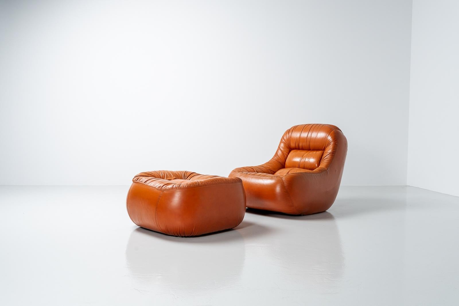 Very cool shaped lounge chair designed by Jonathan de Pas, Donato D'urbino and Paolo Lomazzo, made by BBB Bonacina, Italy 1969. This chair has a nice cognac leather upholstery and the structure is fully covered in foam which makes this a comfortable