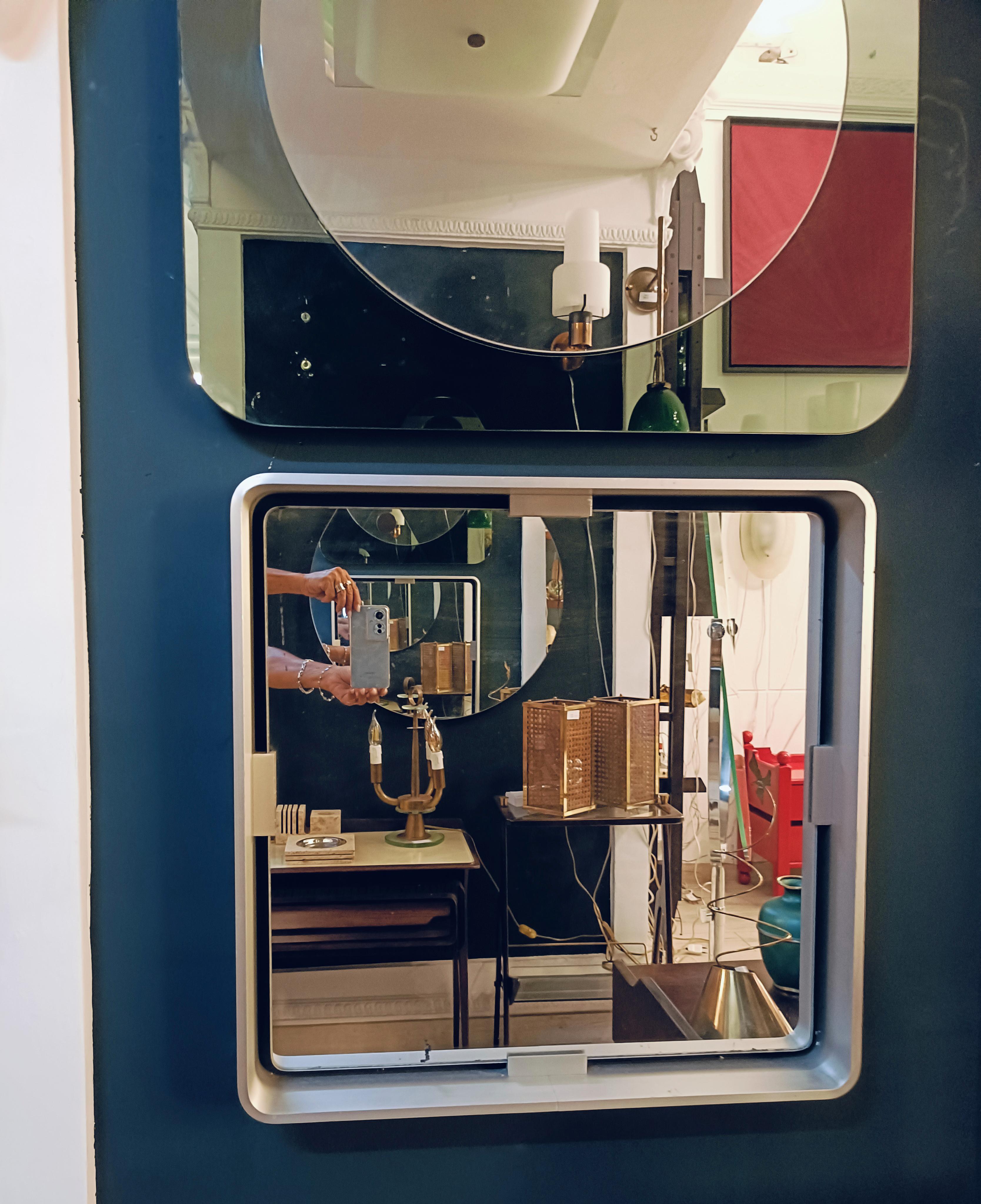 Schöner quadratischer Wandspiegel mit dickem Aluminiumrahmen, originaler Spiegel aus der Zeit, Italien 1970. Kleiner Defekt wie auf dem Foto
