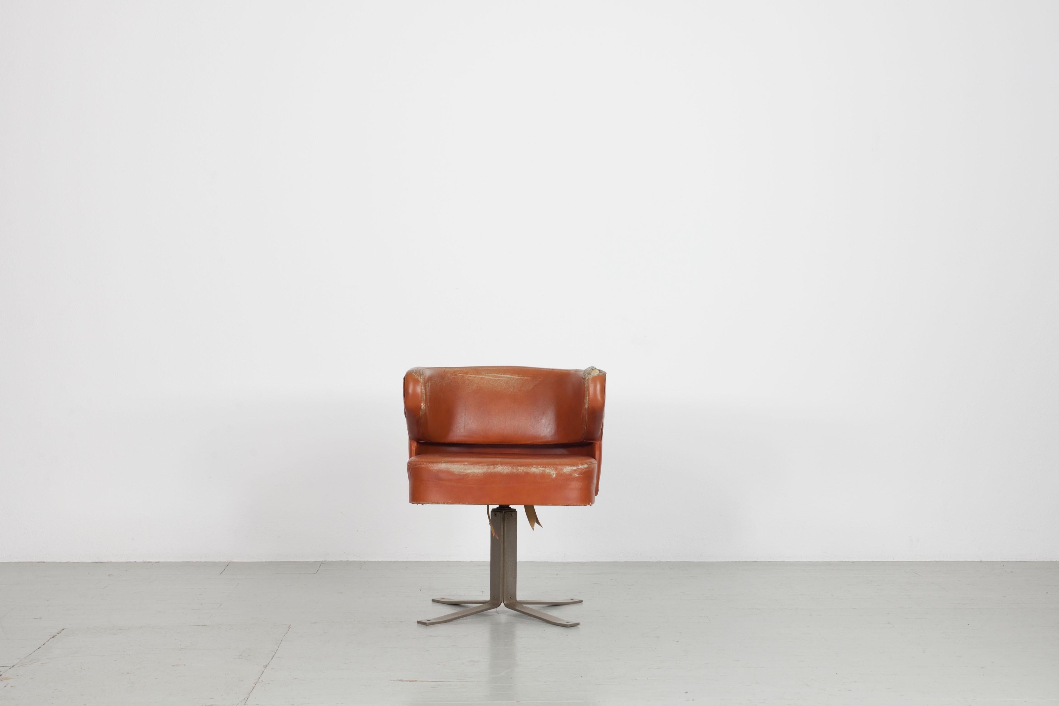 Swivel chair with casters.
Foam upholstery and Leather, chrome-plated metal frame.
Design: Gianni Moscatelli.
Model: Poney.
Manufacturer: Formanova, Italy 1960s

The chair needs a new cover.
 
