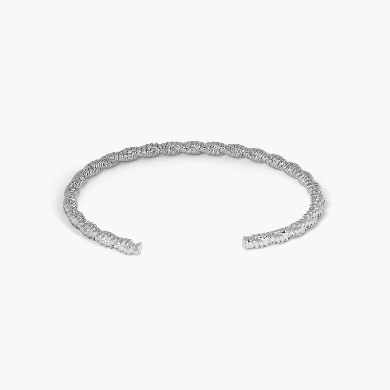 Bangle a forma di cilindro in argento placcato rodio nero, taglia M

Una serie di delicati fili d'argento intrecciati danno un senso di movimento continuo alla nostra collezione di braccialetti classici. Perfetto per chi ha uno stile minimalista e