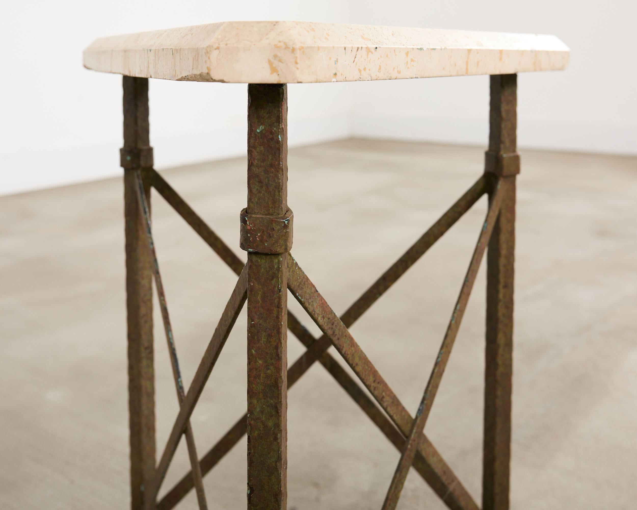 Formations Table à boire triangulaire en fer patiné et travertin en vente 4