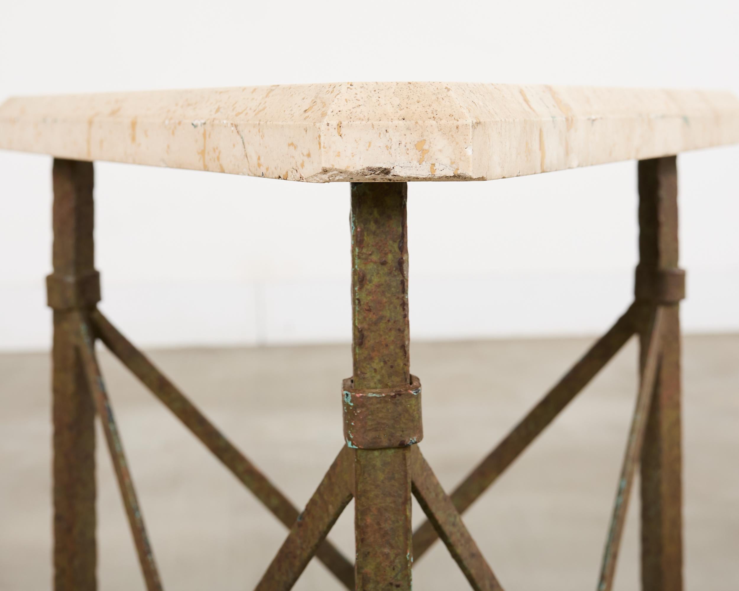 Formations Table à boire triangulaire en fer patiné et travertin en vente 7