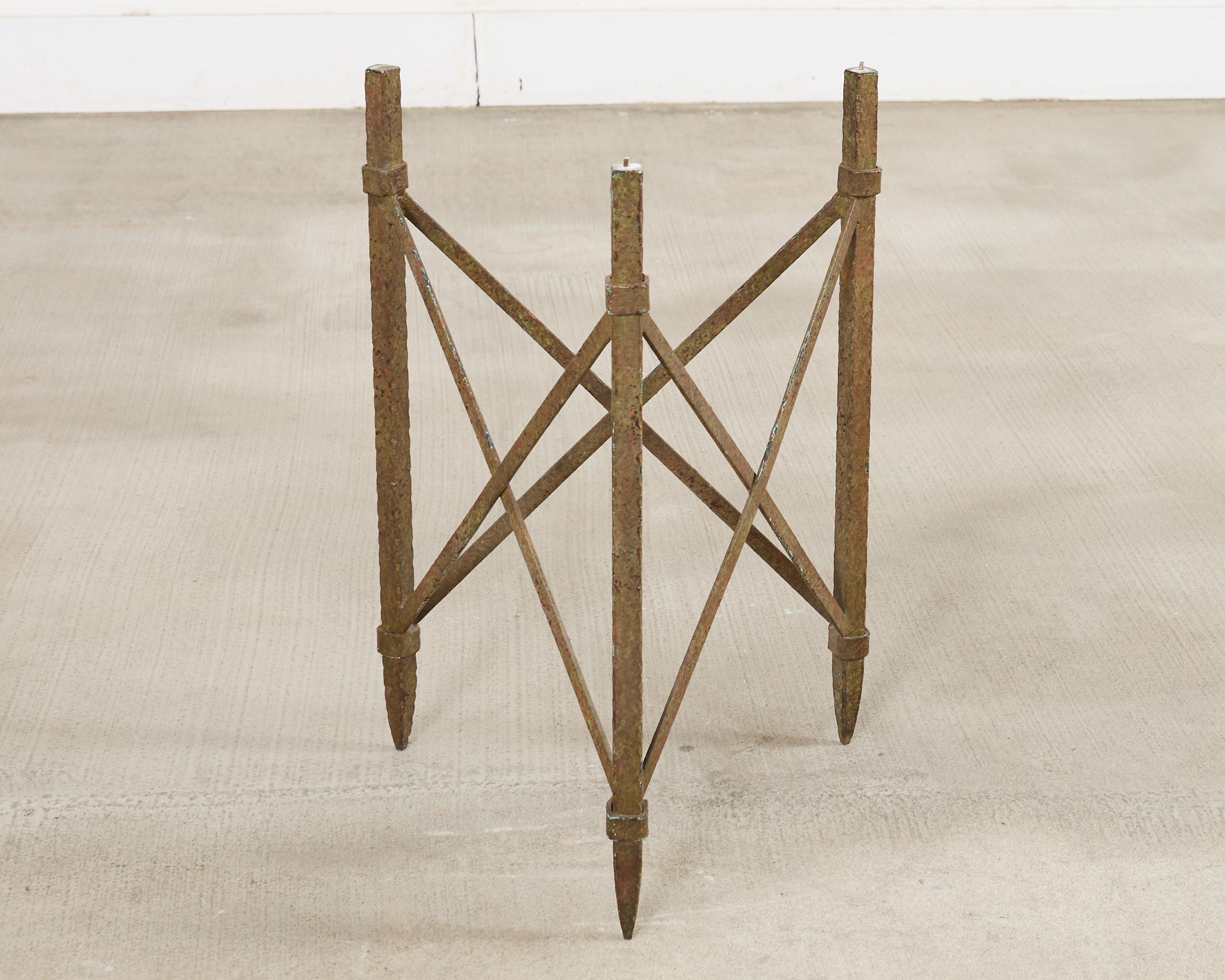 Formations Table à boire triangulaire en fer patiné et travertin en vente 9