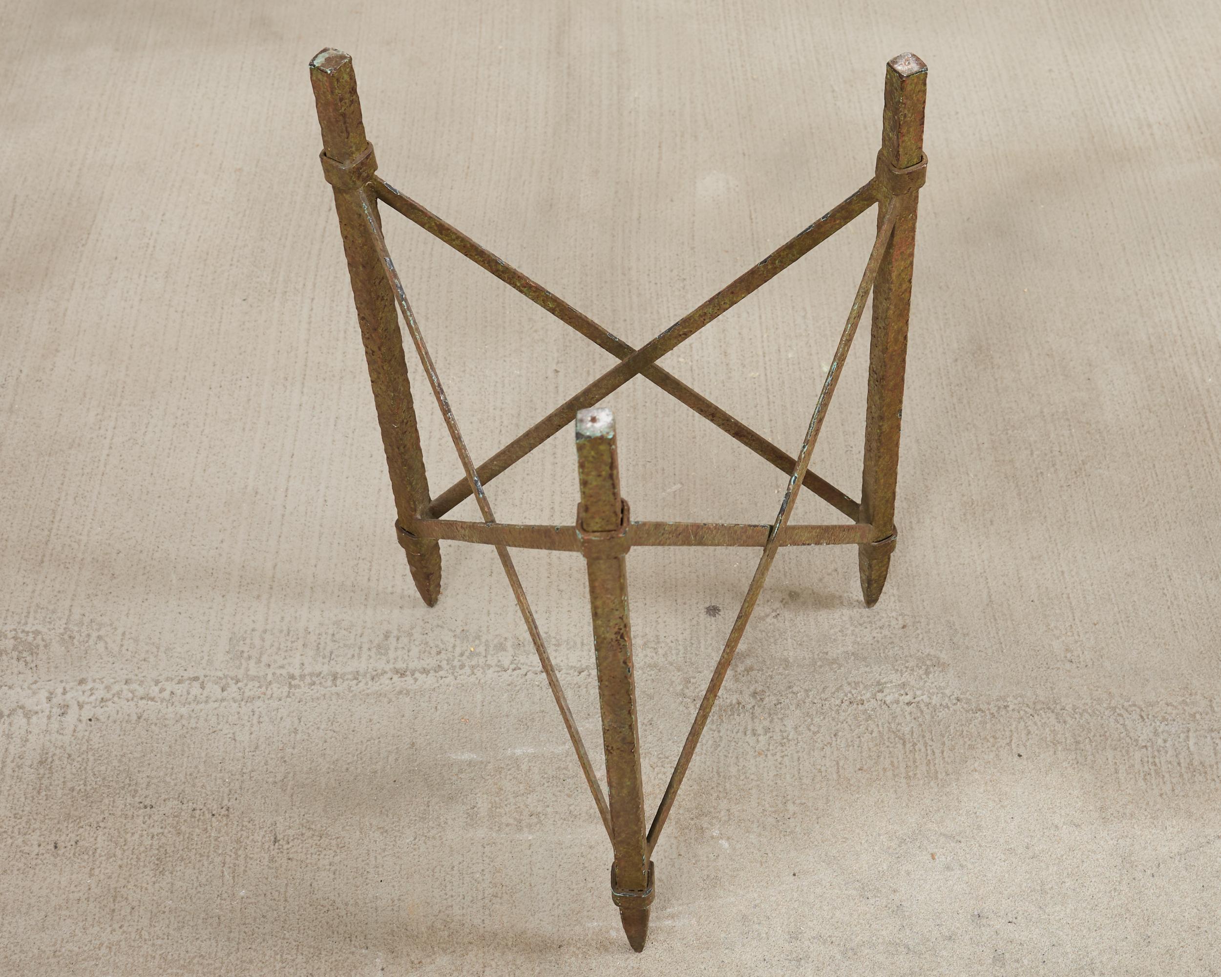 Formations Table à boire triangulaire en fer patiné et travertin en vente 10