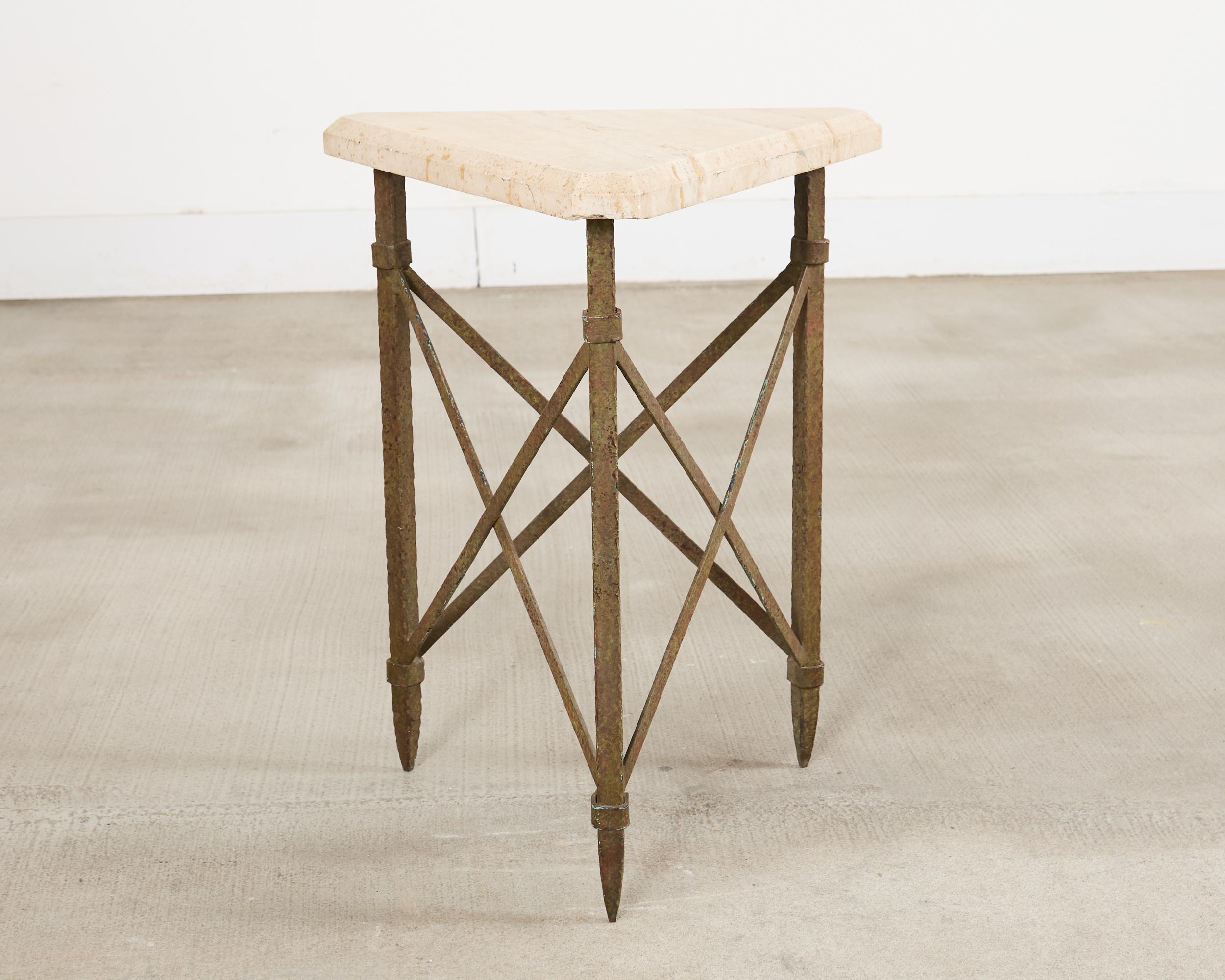Néoclassique Formations Table à boire triangulaire en fer patiné et travertin en vente