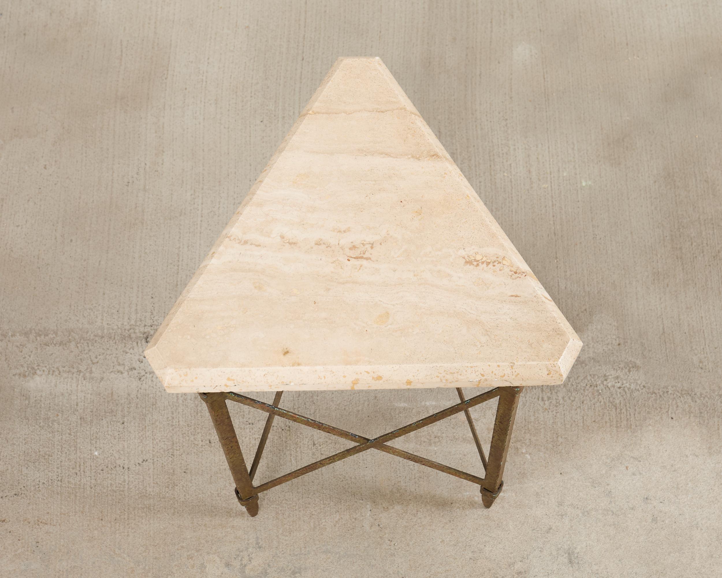 Américain Formations Table à boire triangulaire en fer patiné et travertin en vente