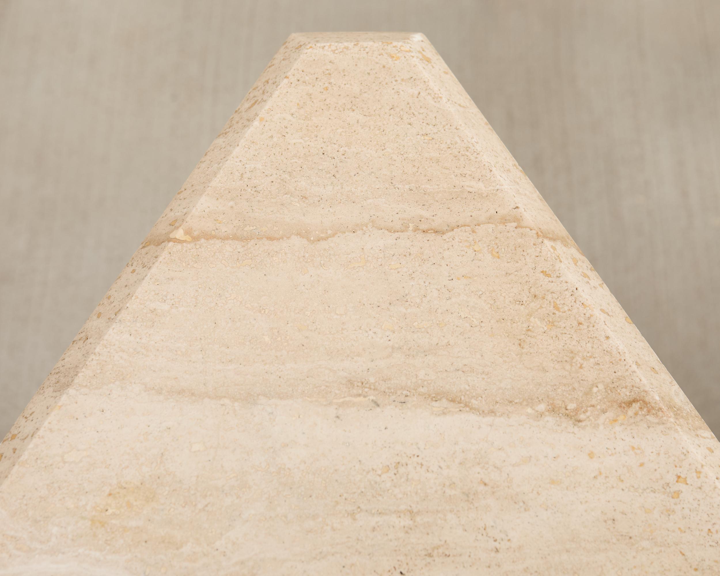 XXIe siècle et contemporain Formations Table à boire triangulaire en fer patiné et travertin en vente