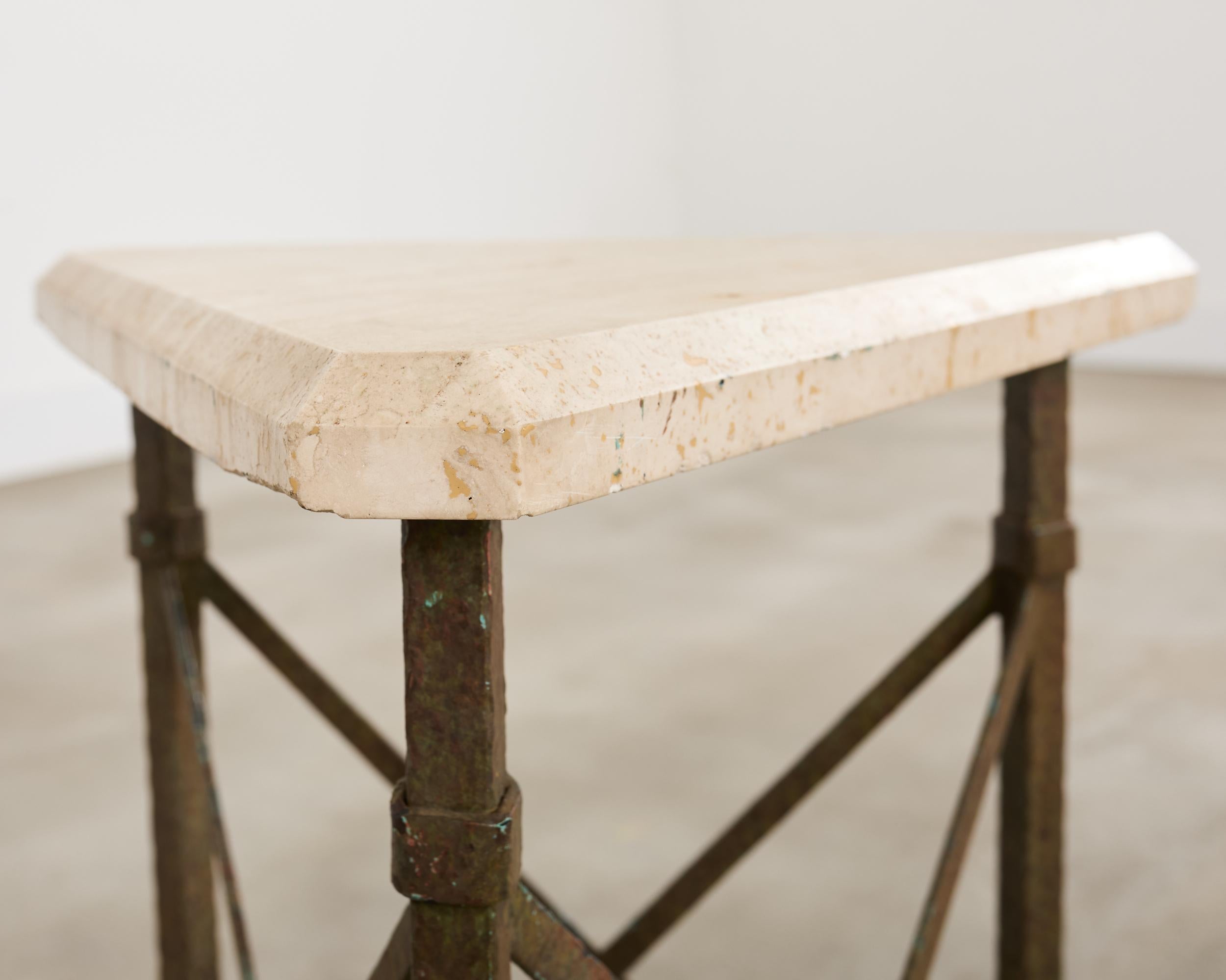 Formations Table à boire triangulaire en fer patiné et travertin en vente 1