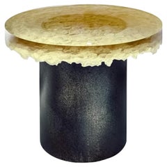 Mesa auxiliar Formations de resina, acero y pigmentos by Creators Of Objects