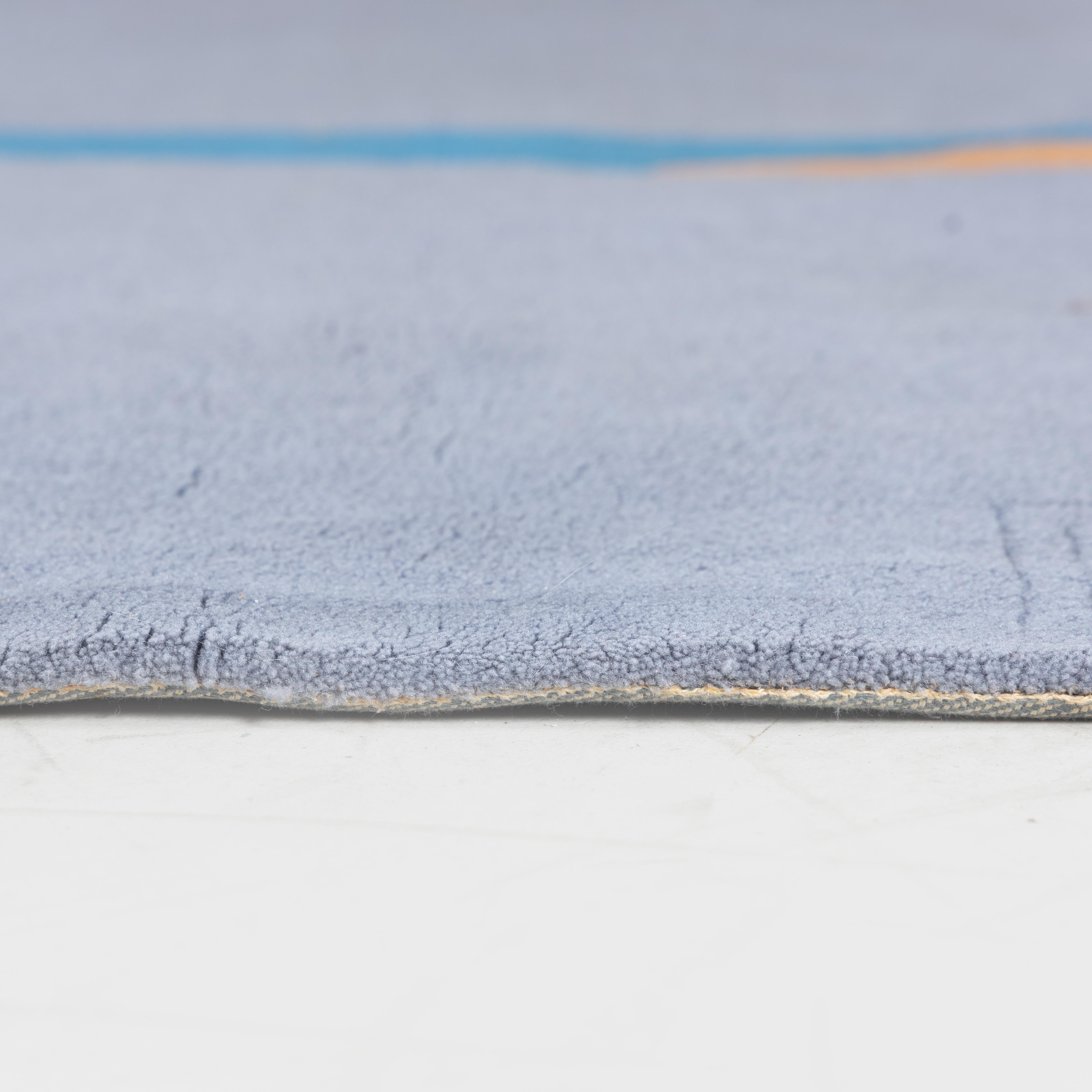 Tappeto Forme Celate con motivo astratto disegnato da Agostino Goccione per Paracchi, caratterizzato dal tipico linguaggio pittorico dell'artista. Geometrie fluide e sfondi cromatici si intrecciano in una composizione equilibrata, dove forma e