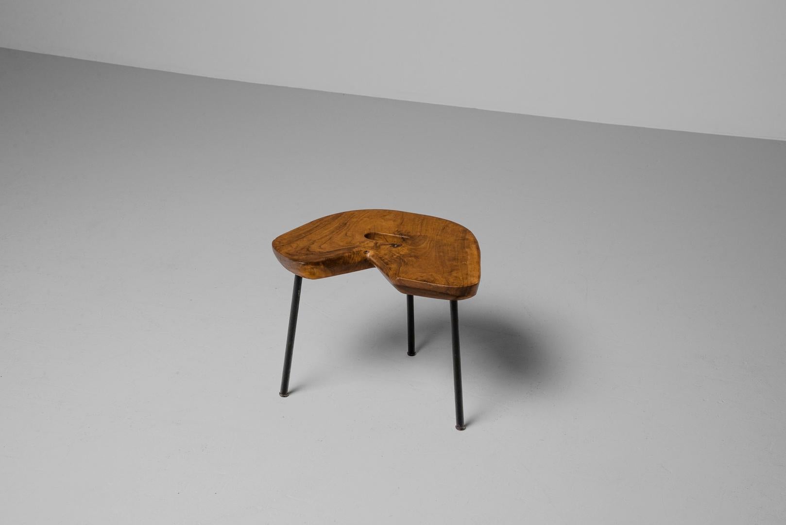 Forme libre stool in elmwood France 1950 In Good Condition In Roosendaal, Noord Brabant