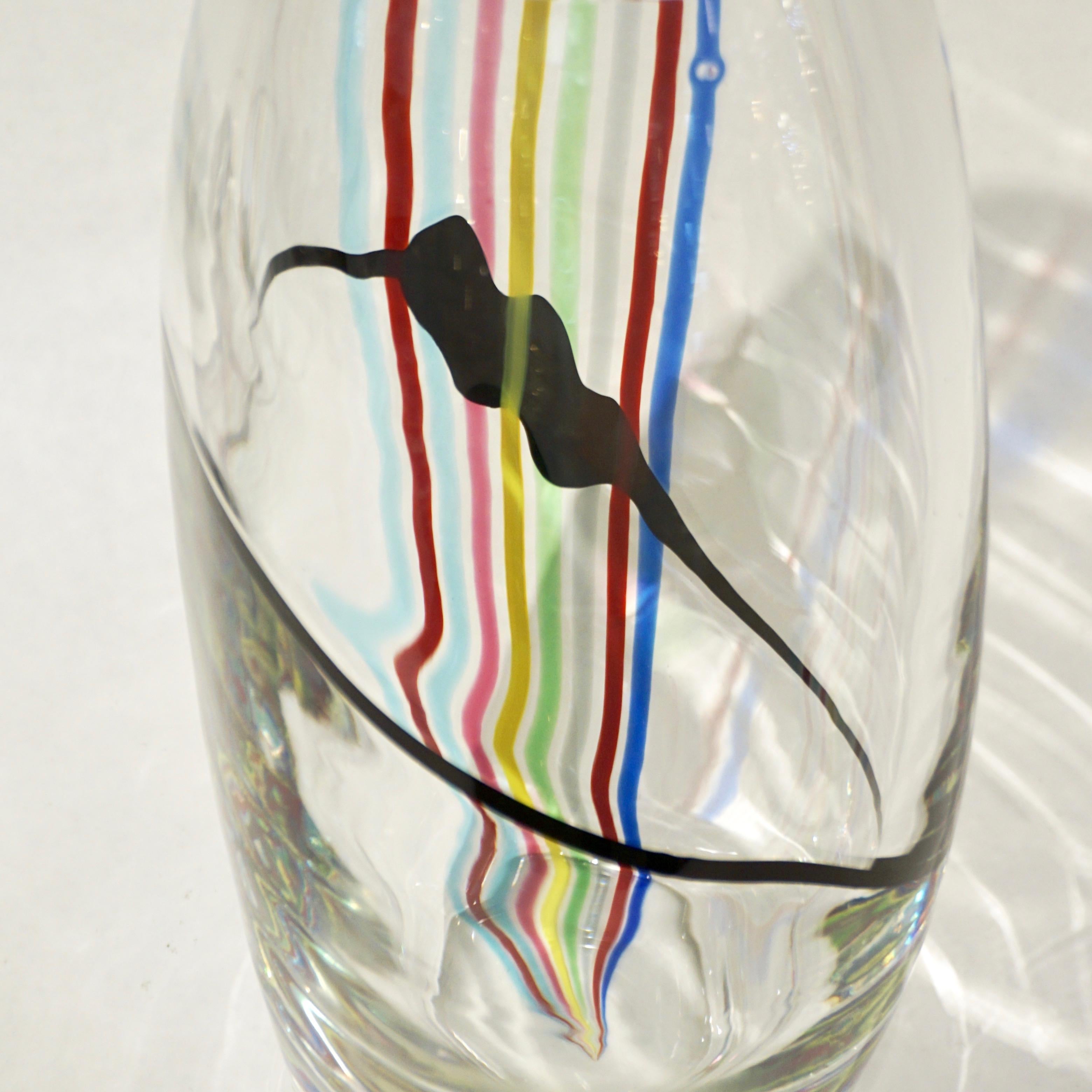 Formia 1970er Jahre Vintage italienisches modernes Design Vase oder Tafelaufsatz der organischen eiförmigen Form, in mundgeblasenem kristallklarem Muranoglas mit Regenbogenstreifen in rot, aqua blau, rosa, Apfelgrün, gelb, dunkelblau, grau und