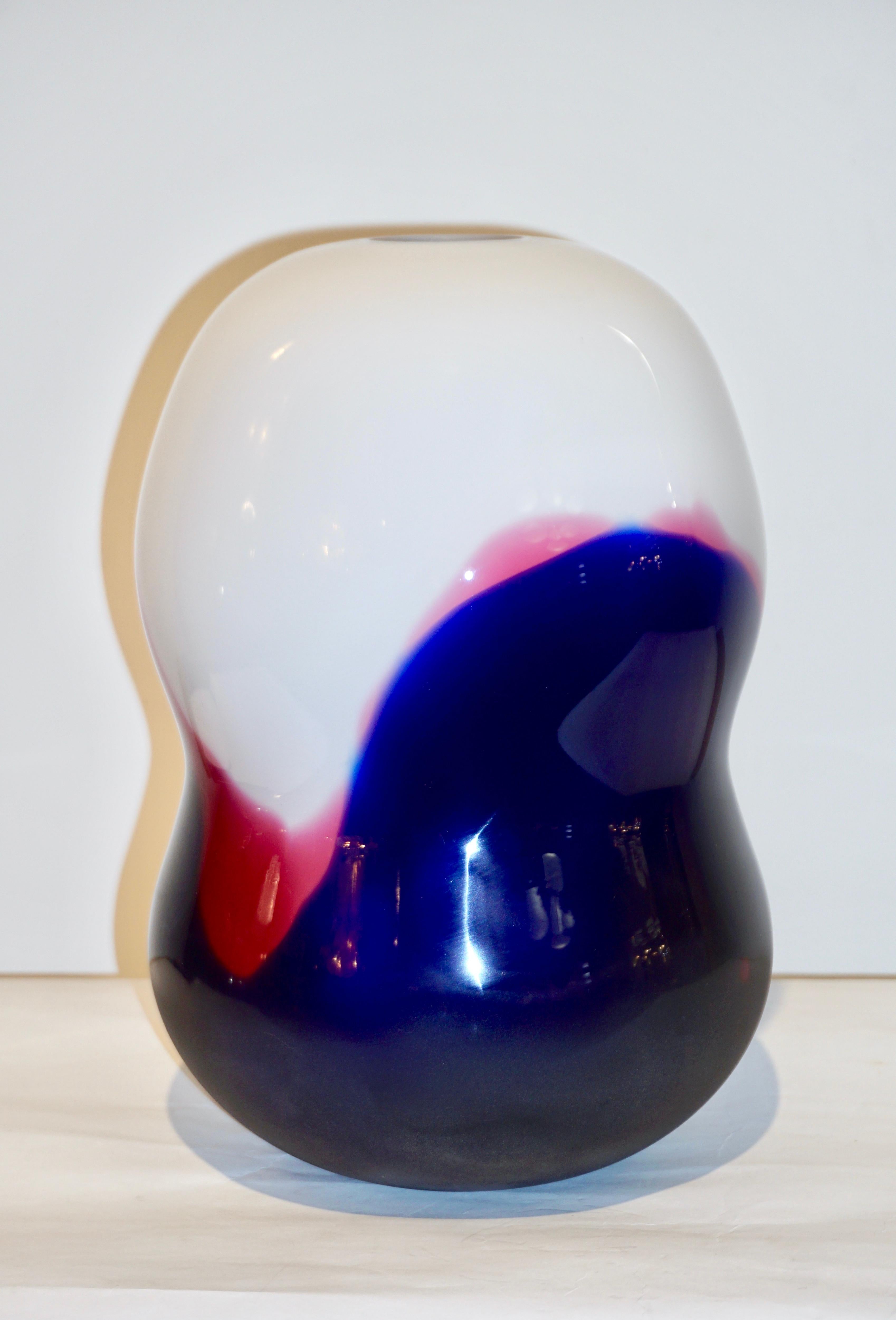 Mid-Century Modern Vase italien en verre de Murano de conception organique violet, bleu et blanc, Formia, 1980 en vente