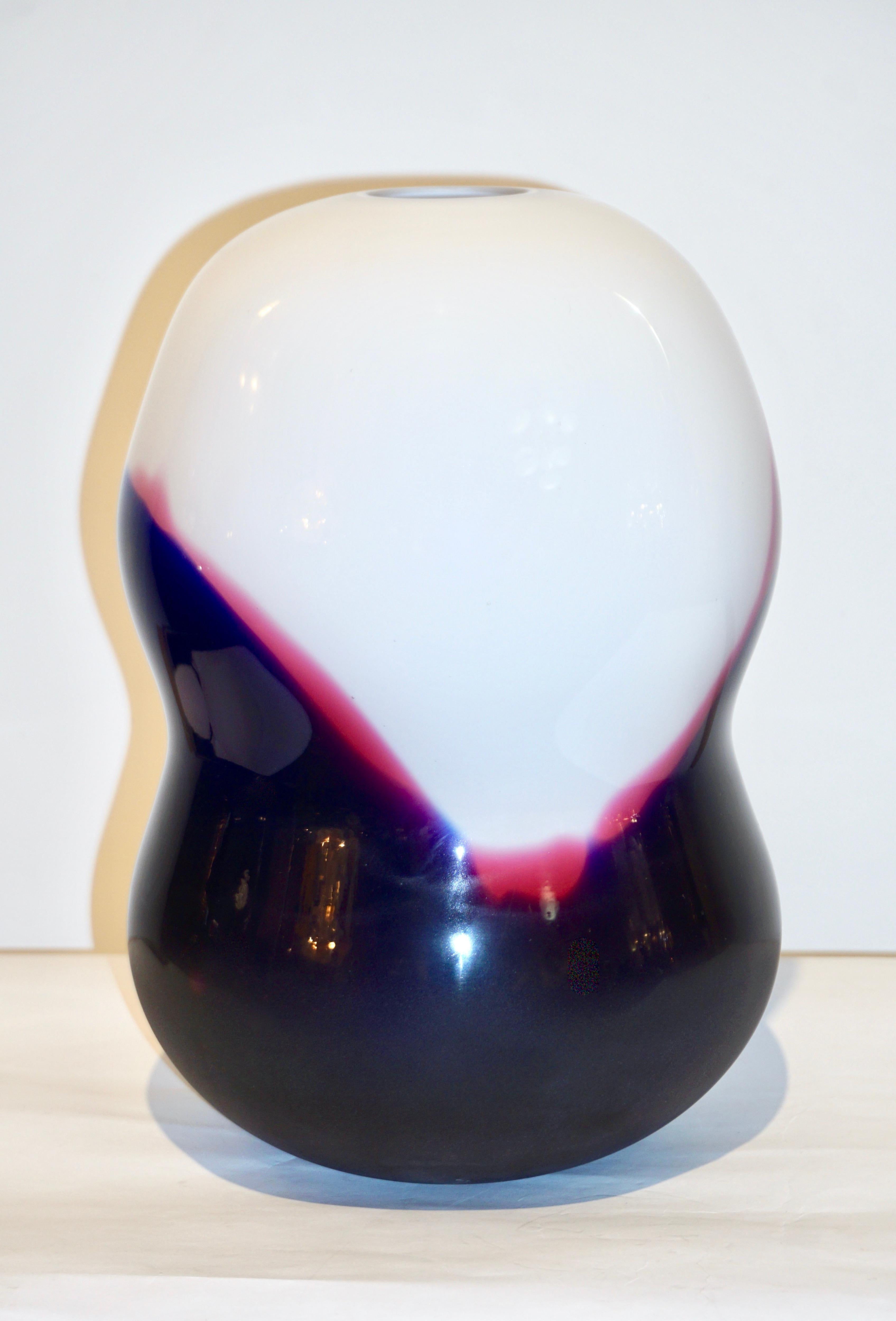 Fait main Vase italien en verre de Murano de conception organique violet, bleu et blanc, Formia, 1980 en vente