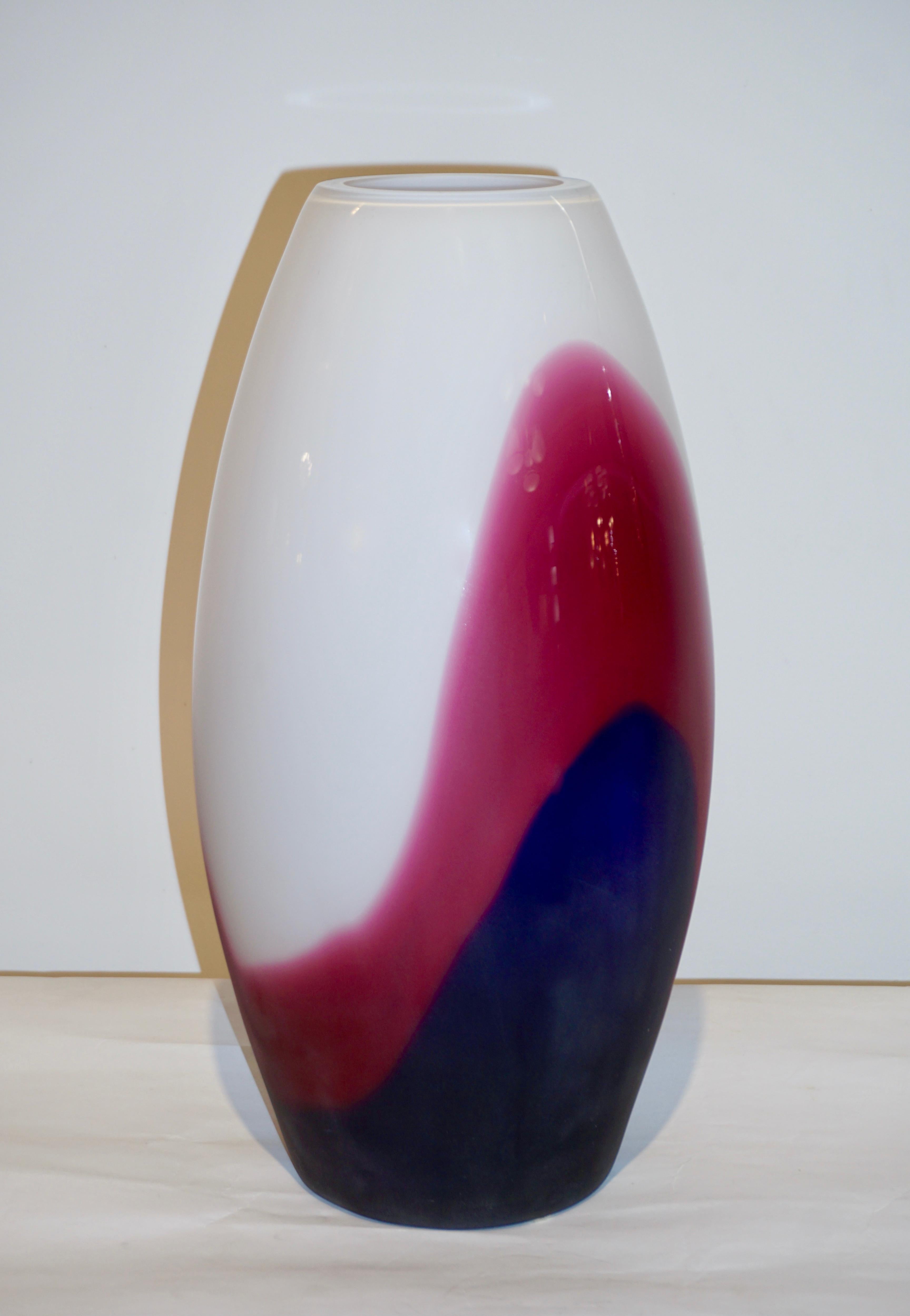 Mid-Century Modern Vase italien en verre de Murano violet, bleu et blanc, design élégant, Formia, 1980 en vente