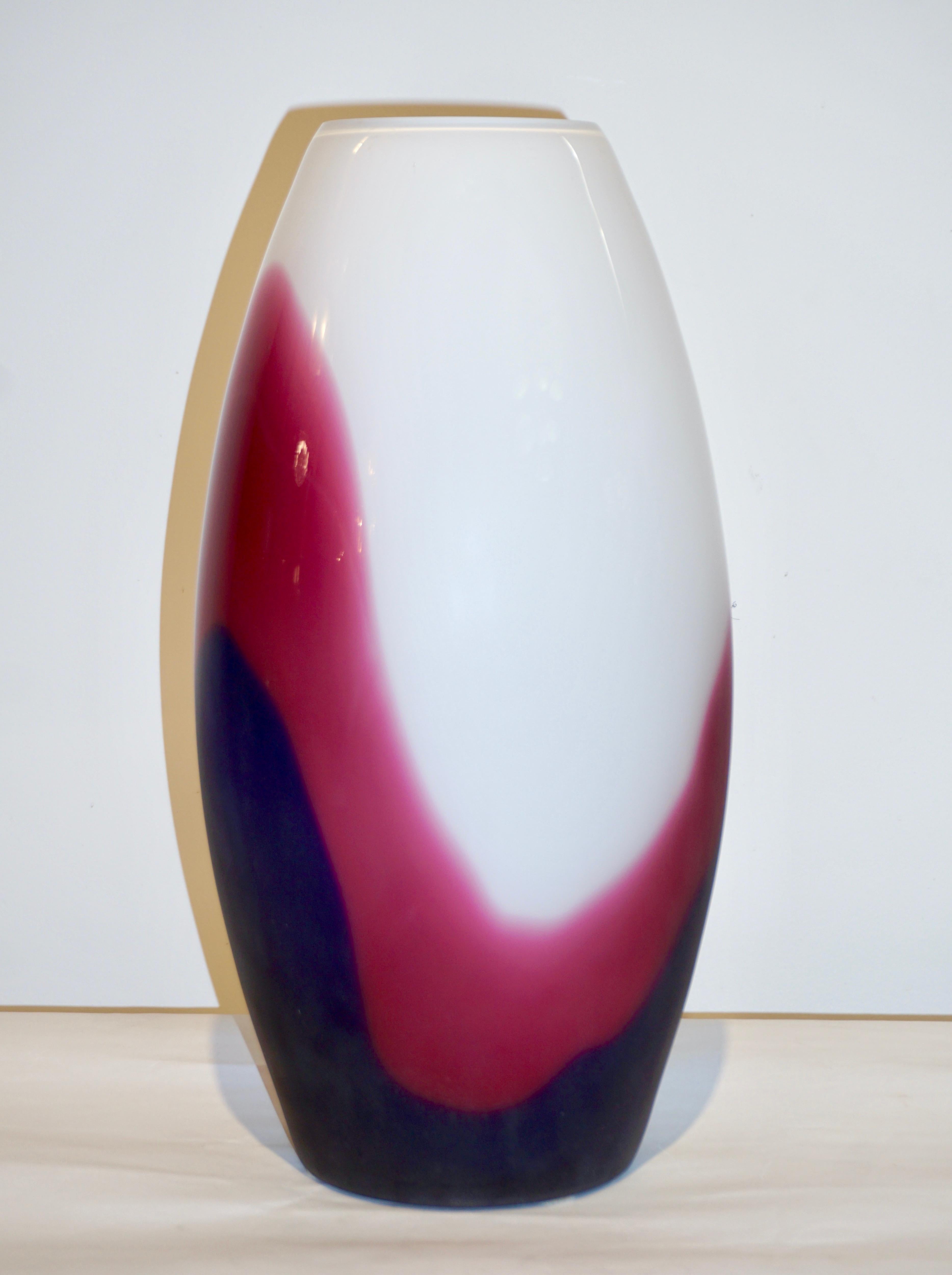 Fait main Vase italien en verre de Murano violet, bleu et blanc, design élégant, Formia, 1980 en vente