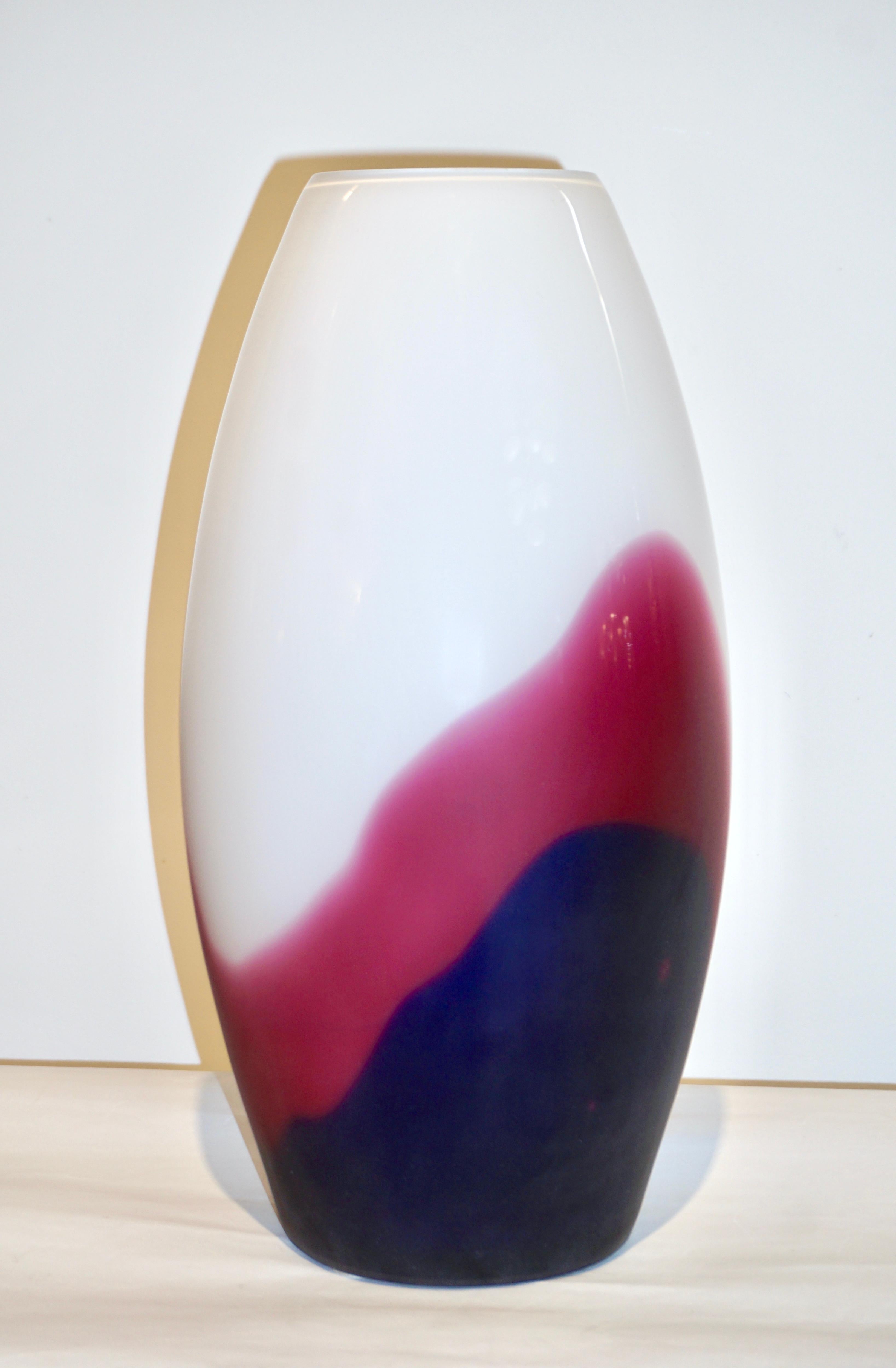 Fin du 20e siècle Vase italien en verre de Murano violet, bleu et blanc, design élégant, Formia, 1980 en vente