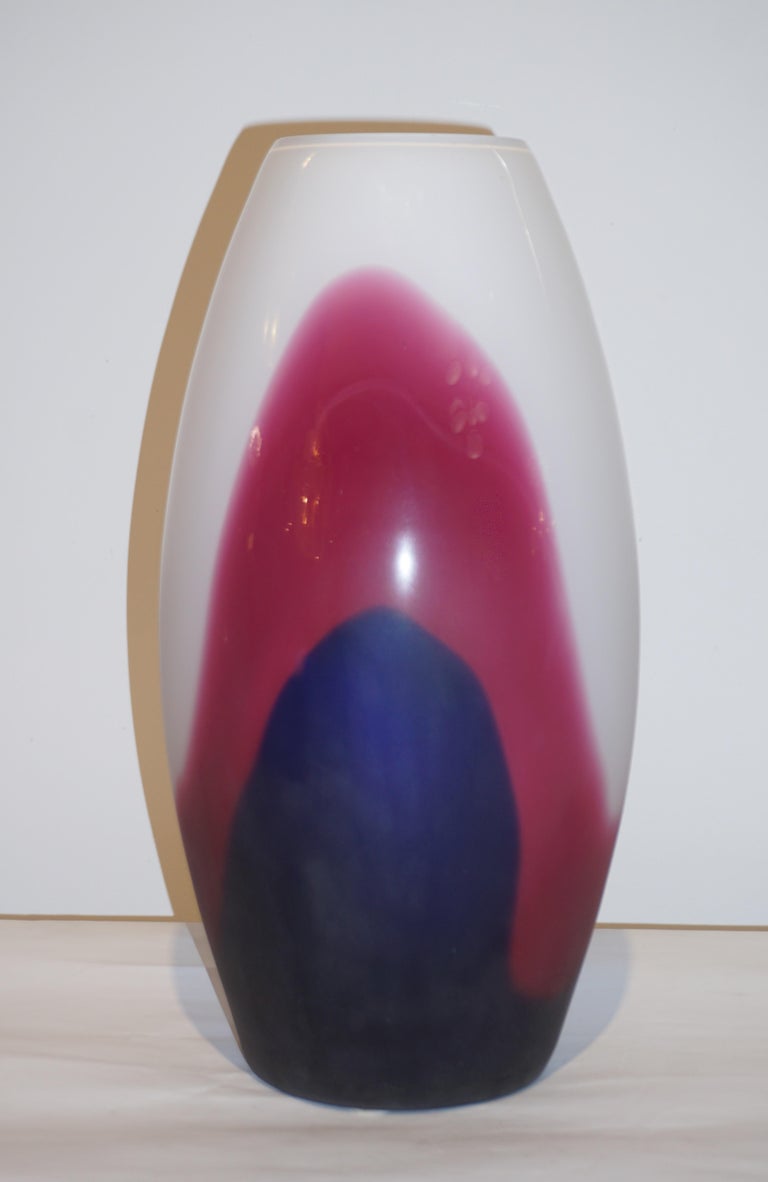 Vase in blown Murano Art glass signed Formia, created exclusively for Roche Bobois Paris. The very modern Minimalist design and execution are striking in the luxurious quality of glass, that resembles enamel, multi layers of glass on ivory white