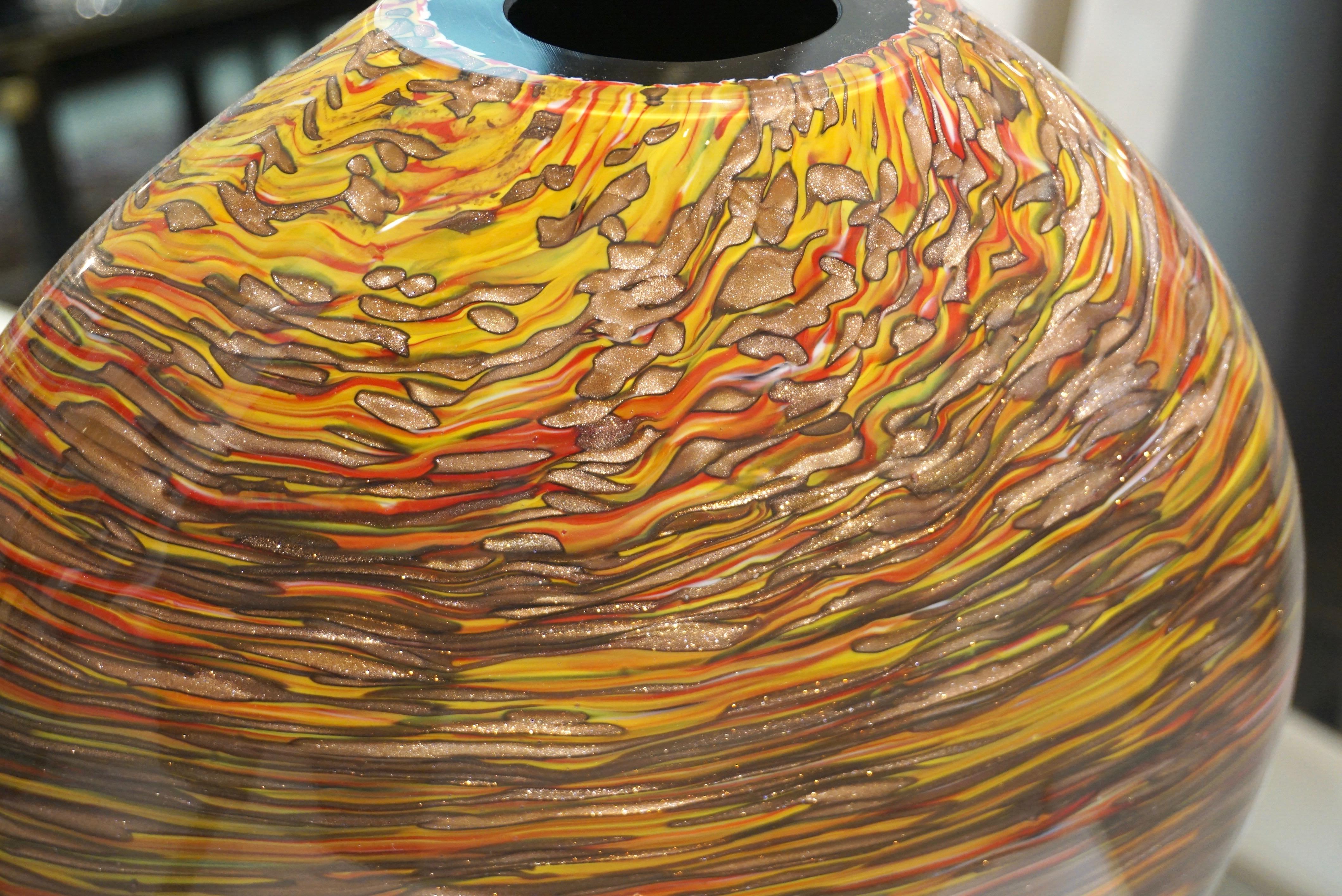 Moderne Elliptische Vase aus Muranoglas in Braun, Gelb, Rot und Gold, 1980er Jahre im Angebot 3