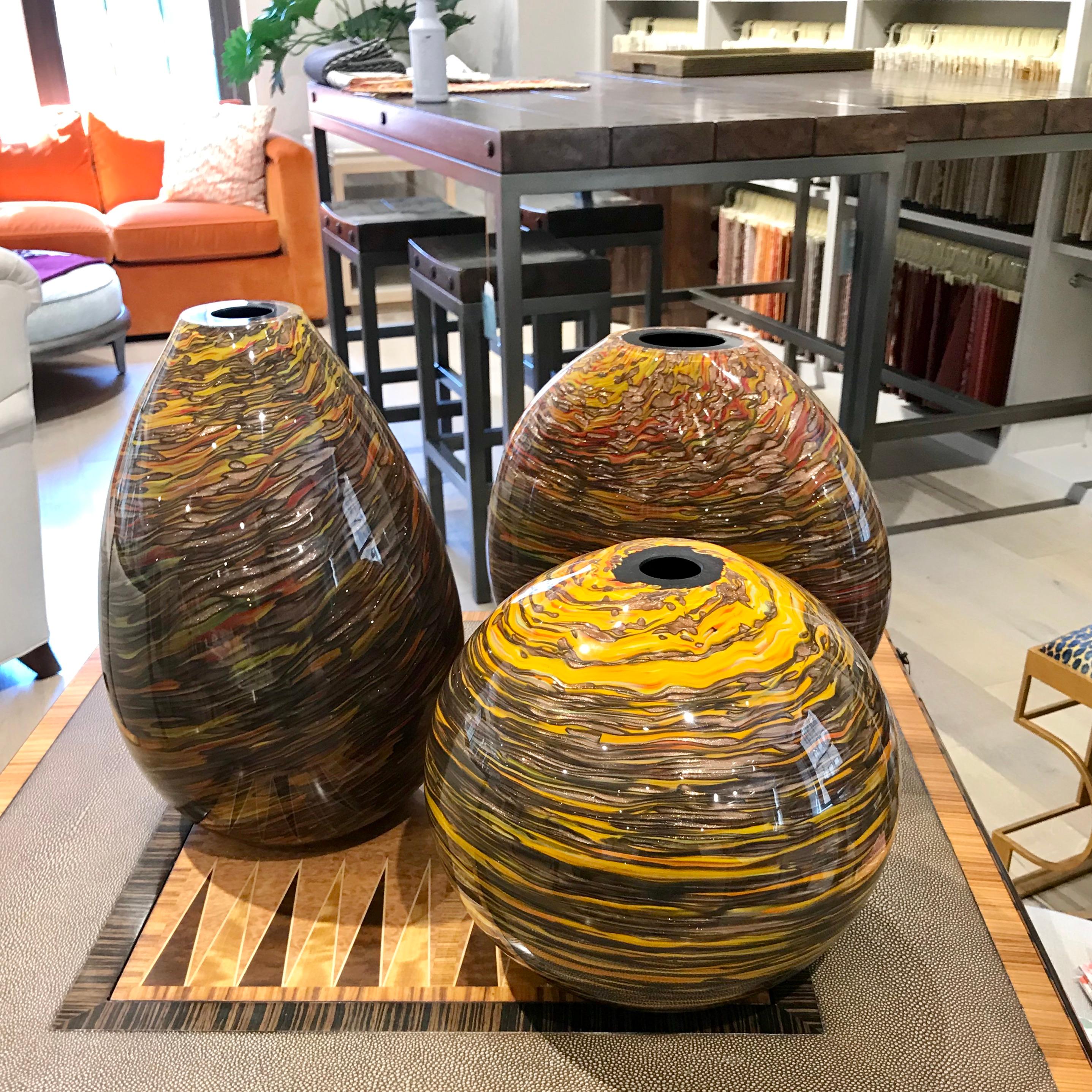 Verre brun Vase en verre de Murano moderne elliptique marron, jaune, rouge, orange et or, Formia, annes 1980 en vente