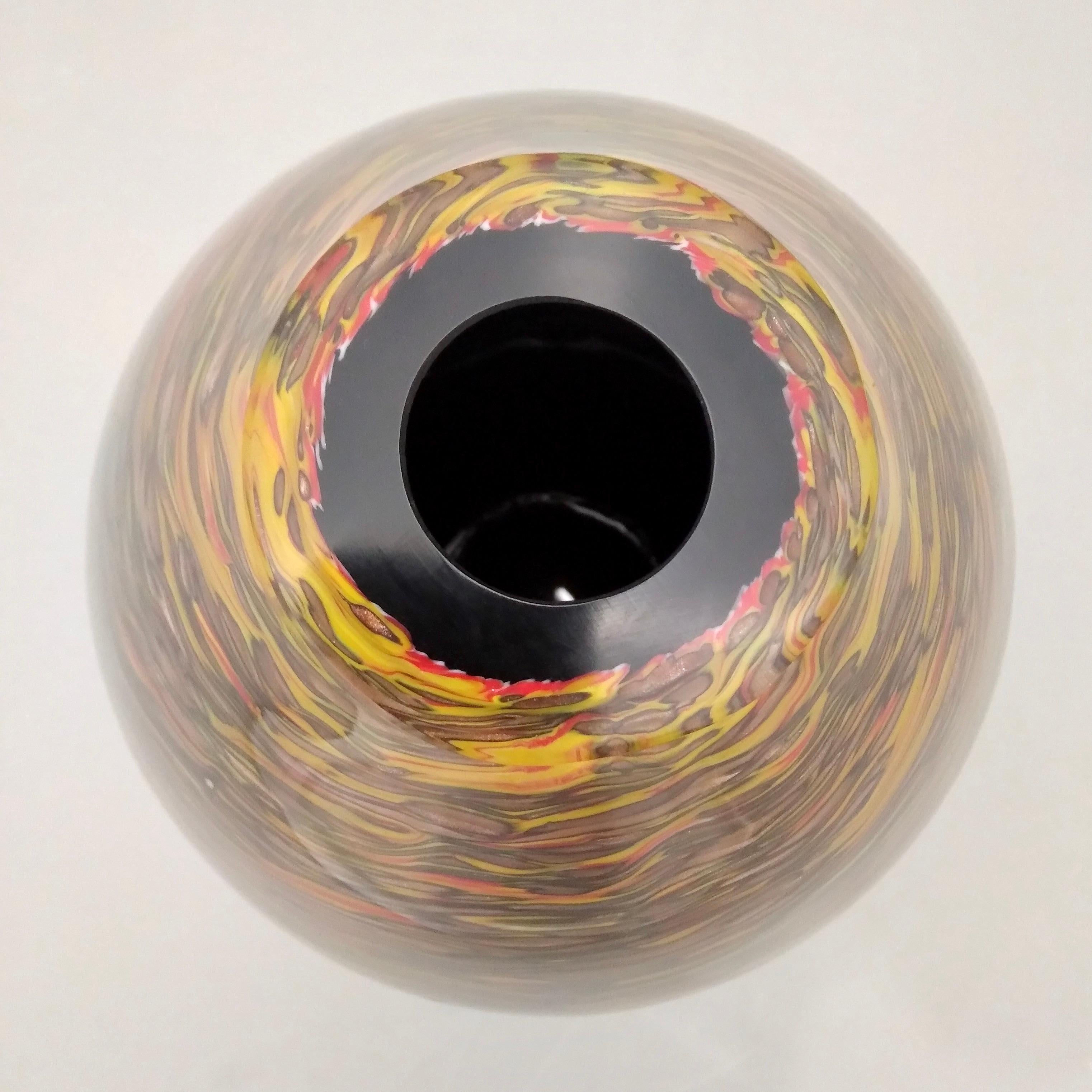 Eine auffällige eiförmige Vase, kostbare Kunstwerke aus mundgeblasenem, massivem, schwarzem Murano-Glas, gearbeitet wie ein modernes Gemälde mit einem raffinierten, organischen, feurigen Dekor aus überlagertem, länglichem Muranoglas in braunen,