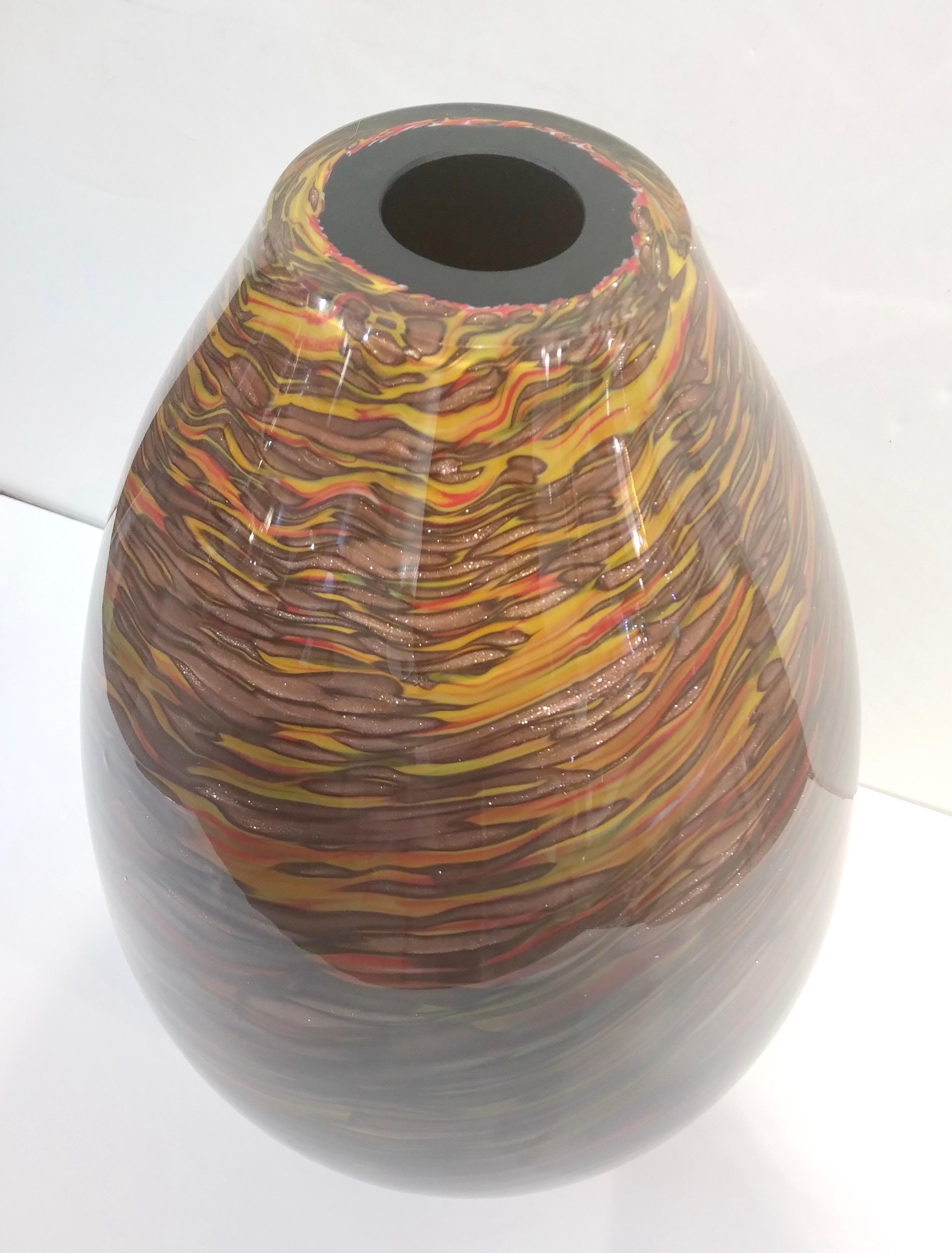 Organique Vase moderne en verre de Murano ovode marron, jaune, rouge, orange et or, Formia, annes 1980 en vente