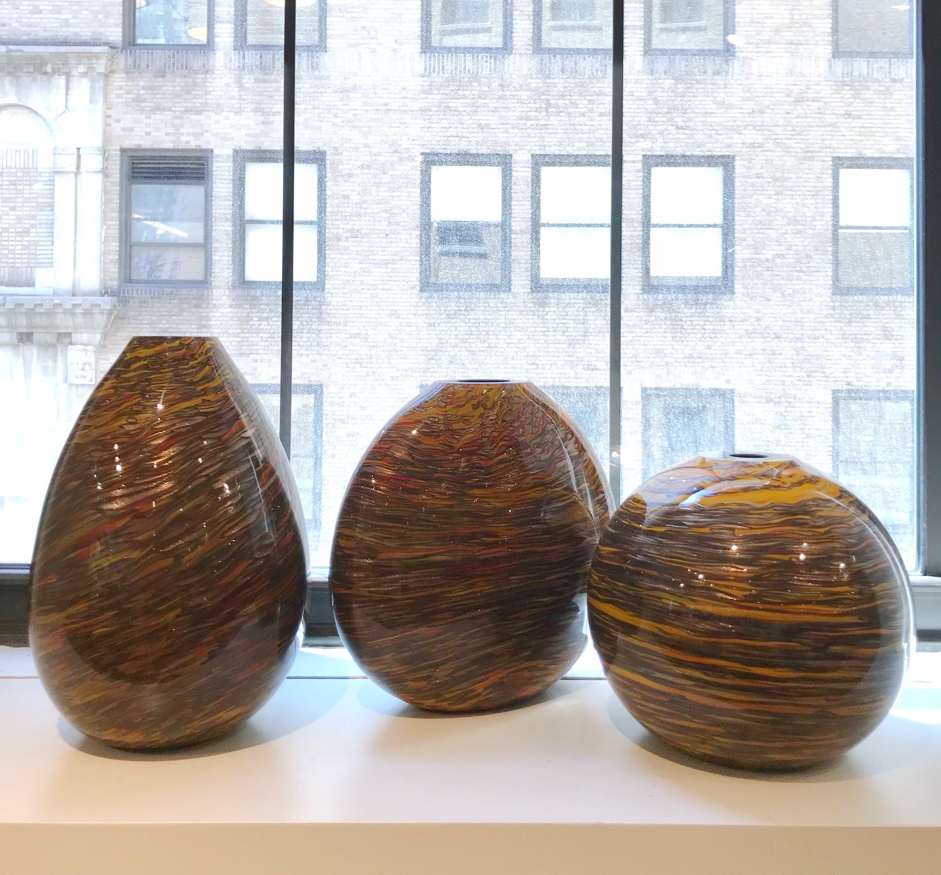 Verre brun Vase moderne en verre de Murano brun, jaune, rouge, orange et or, Formia, annes 1980 en vente
