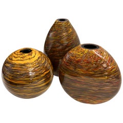 Set di tre vasi in vetro di Murano marrone, giallo, rosso, arancione, oro: Formia anni '80.