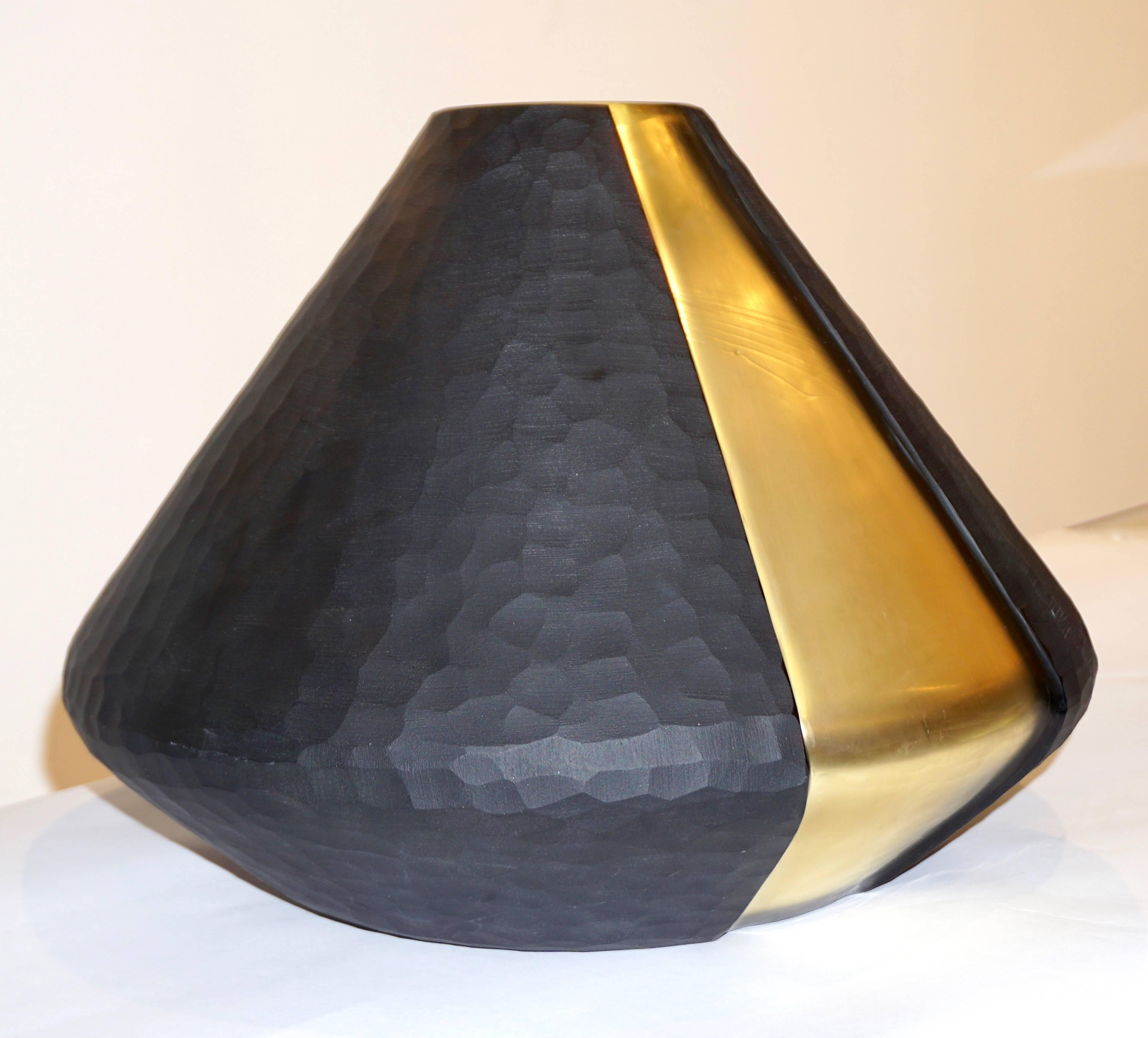 Sexy and modern Italian design grand vases in blown Murano art glass, sold separately. The elegant organic design is highlighted by an intramural cascade of gold, the sophisticated overlaid opaque black glass is worked with the Battuto technique