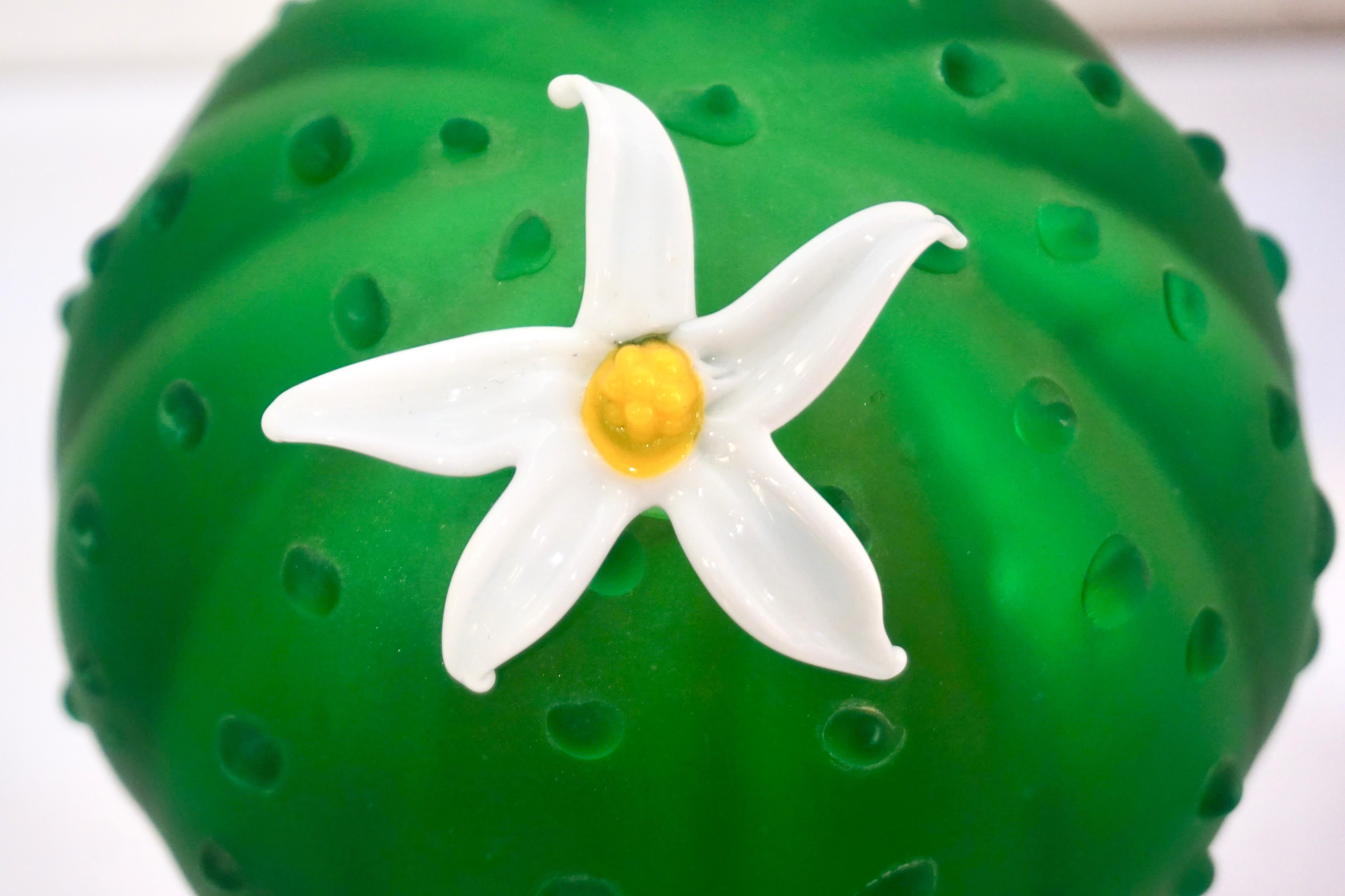 italien Formia 1990 Vintage Italian Green Murano Glass Cactus Plant with White Flower (anglais) en vente