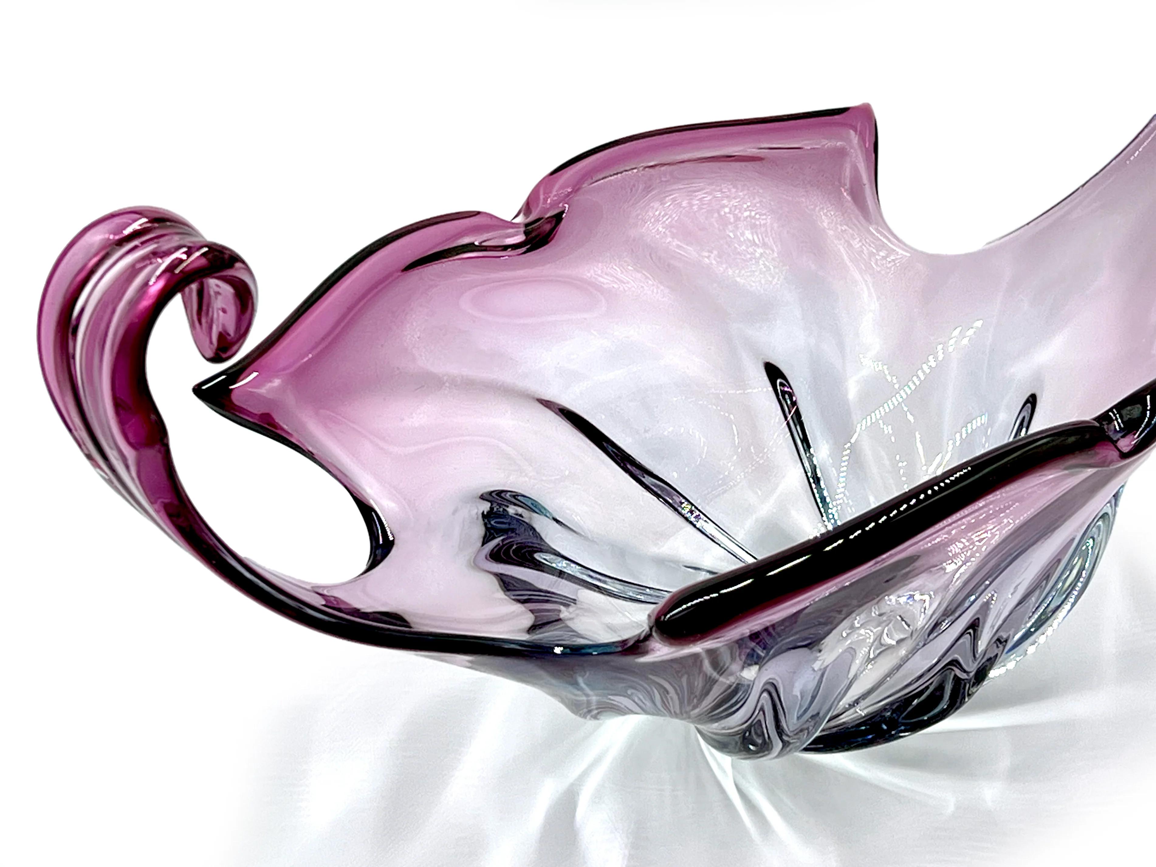 Un fabuleux morceau de verre de Murano, fabriqué par Formia Glass, vers les années 1960.

Ce centre de table particulier, dans son glorieux violet lilas et son association améthyste/aubergine, est présenté dans un style étiré. Les couleurs sont
