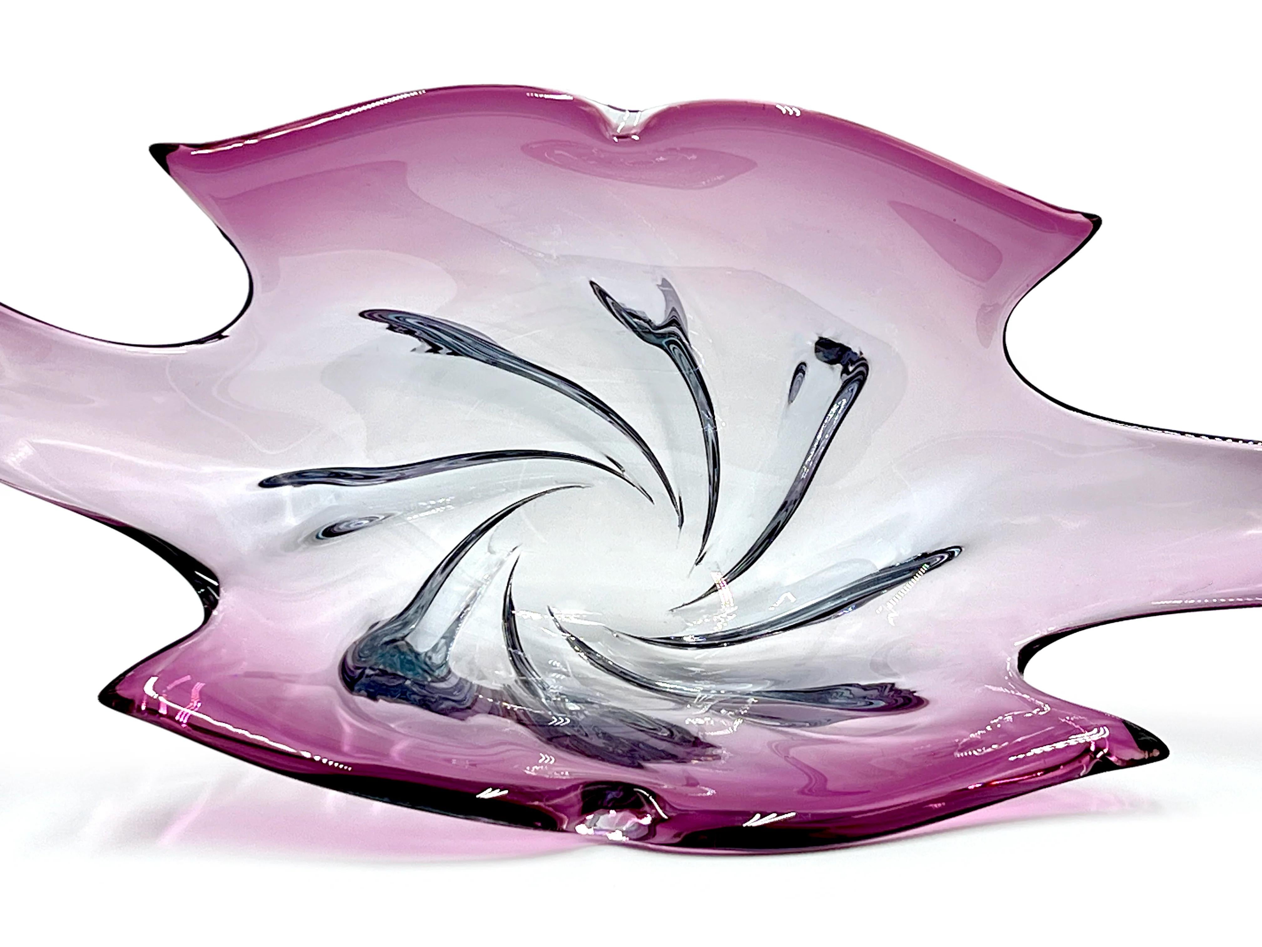 Mid-Century Modern Centre de table de 20 pouces en verre d'art Formia Glass (Murano, Italie), en lilas et améthyste en vente