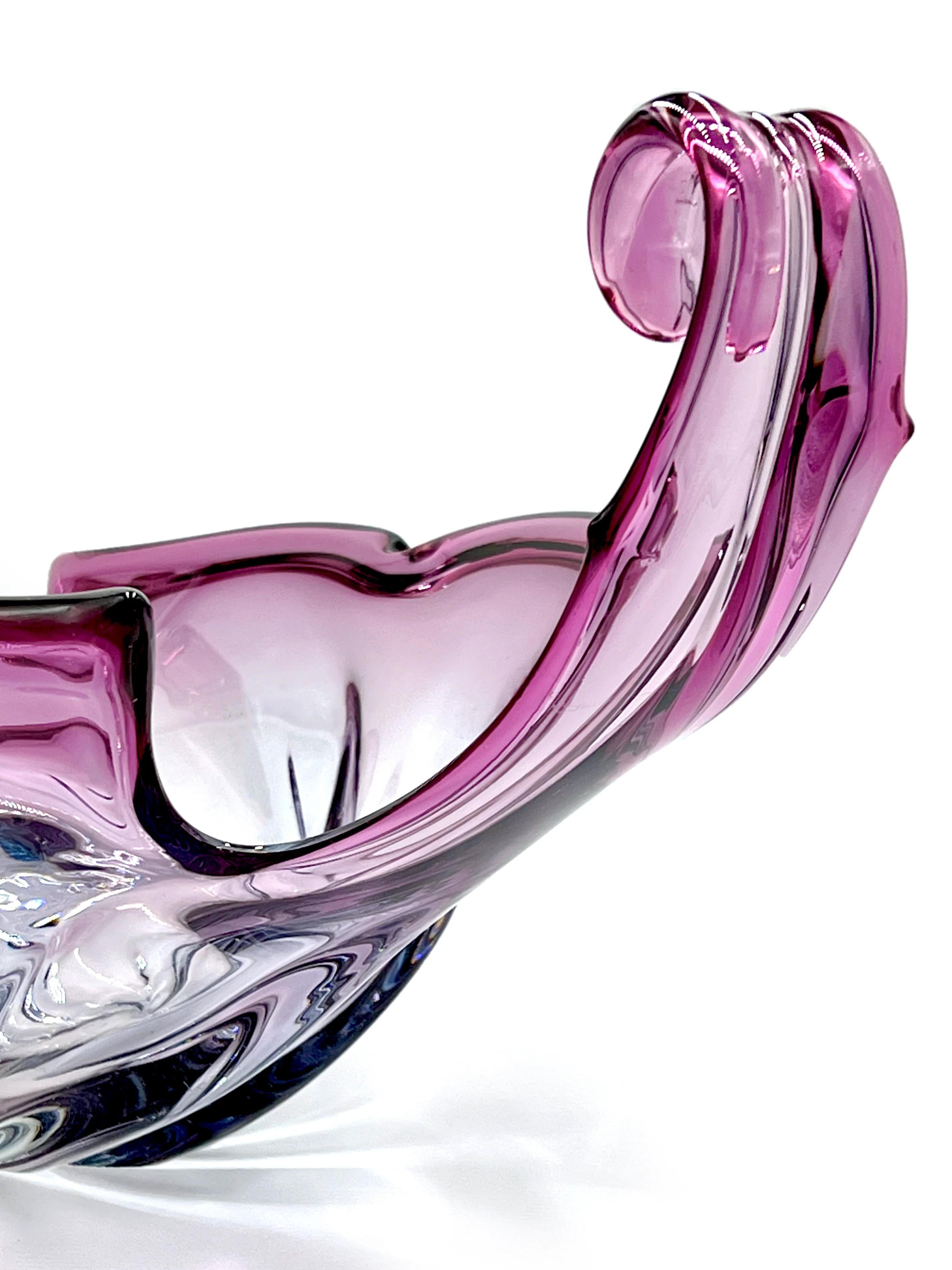 Milieu du XXe siècle Centre de table de 20 pouces en verre d'art Formia Glass (Murano, Italie), en lilas et améthyste en vente