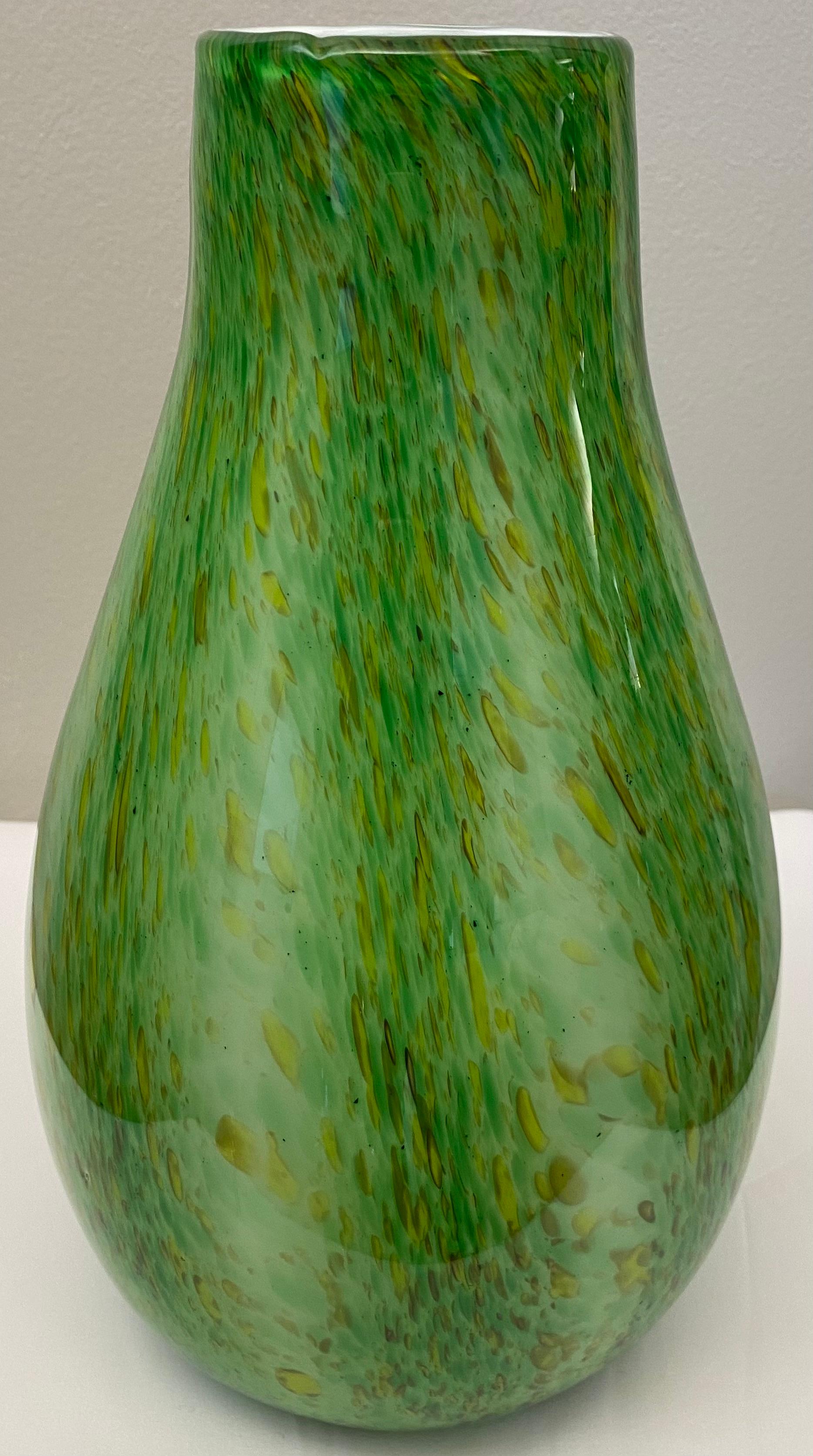 Un vase unique en verre d'art moderne organique à la manière des designs de Hilton McConnico, soufflé dans les années 1990, qui faisait vraisemblablement partie d'une collection exclusive de pièces uniques conçues pour Formia, Murano.

Ce vase vert
