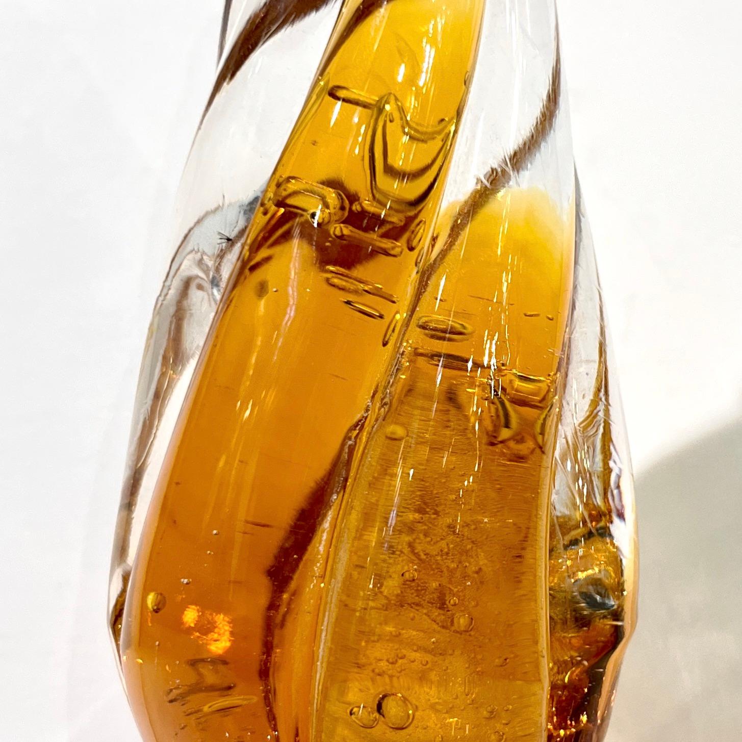 Arbre en verre de Murano, design italien du milieu du 20e siècle, de forme moderne et organique, création vintage de la célèbre société vénitienne Formia. Cette pièce signée, soufflée individuellement à la bouche et fabriquée à la main, est rendue