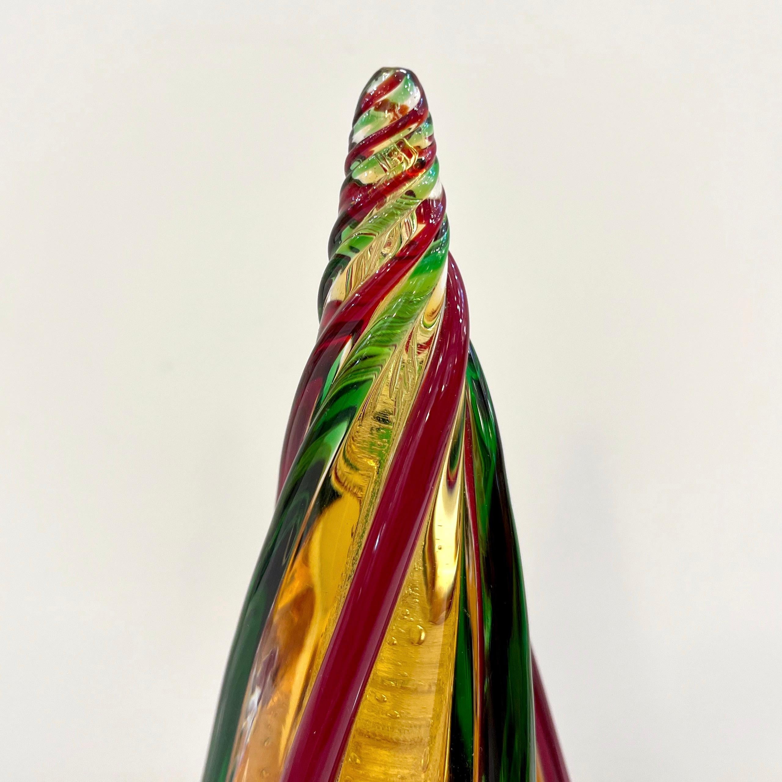 Fait main Sculpture d'arbre de Noël italienne en verre de Murano rouge vert ambré en vente
