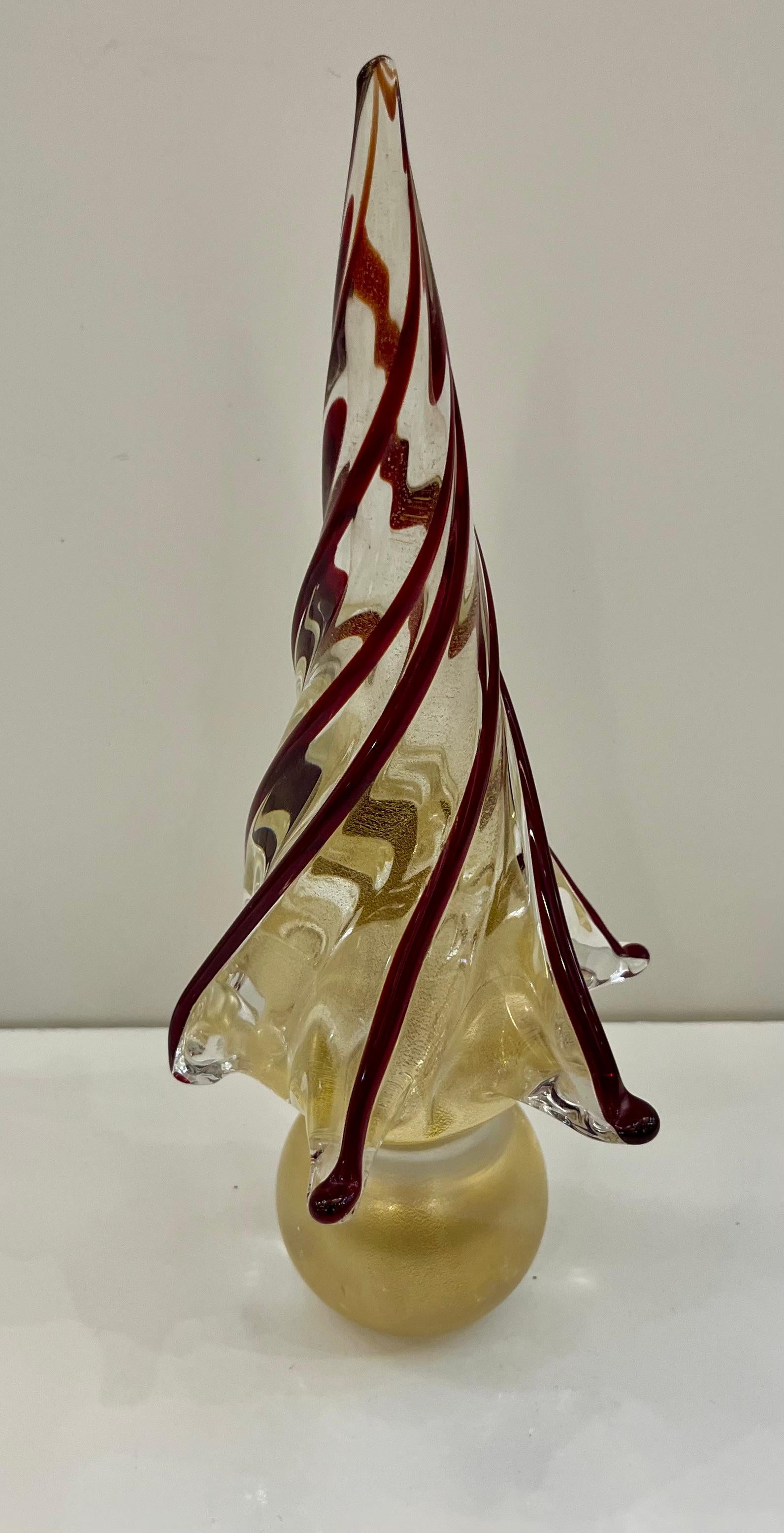 Formia Italian Vintage Wine Red Gold Murano Glass Christmas Tree Sculpture In Excellent Condition For Sale In New York, NY