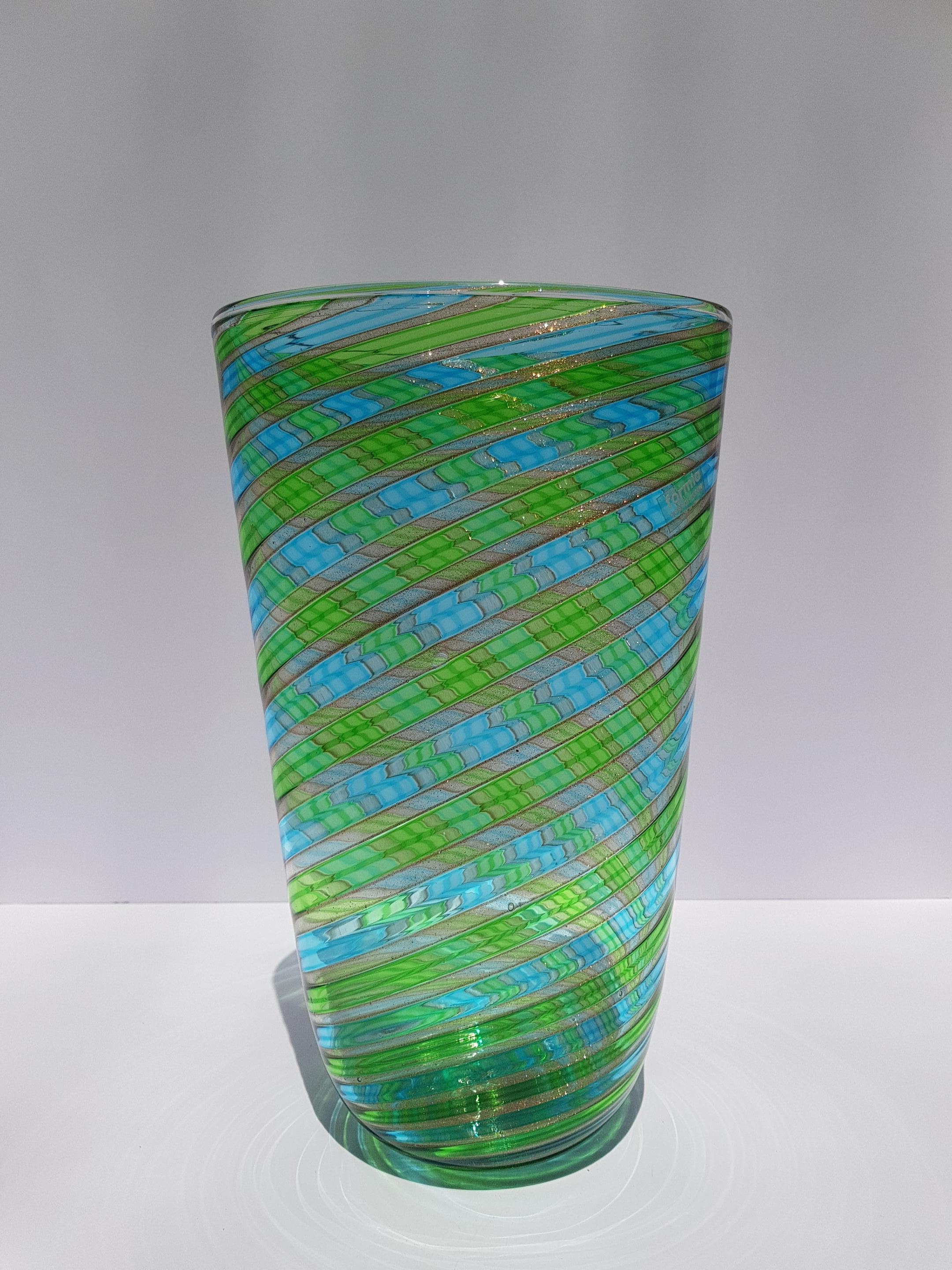 Un deslumbrante jarrón de cristal artístico de Murano de Formia Murano hecho a mano en la isla veneciana de Murano. Este gran jarrón está hecho con bastones de aventurina azul, verde y cobre meticulosamente colocados a mano y soplados a la
