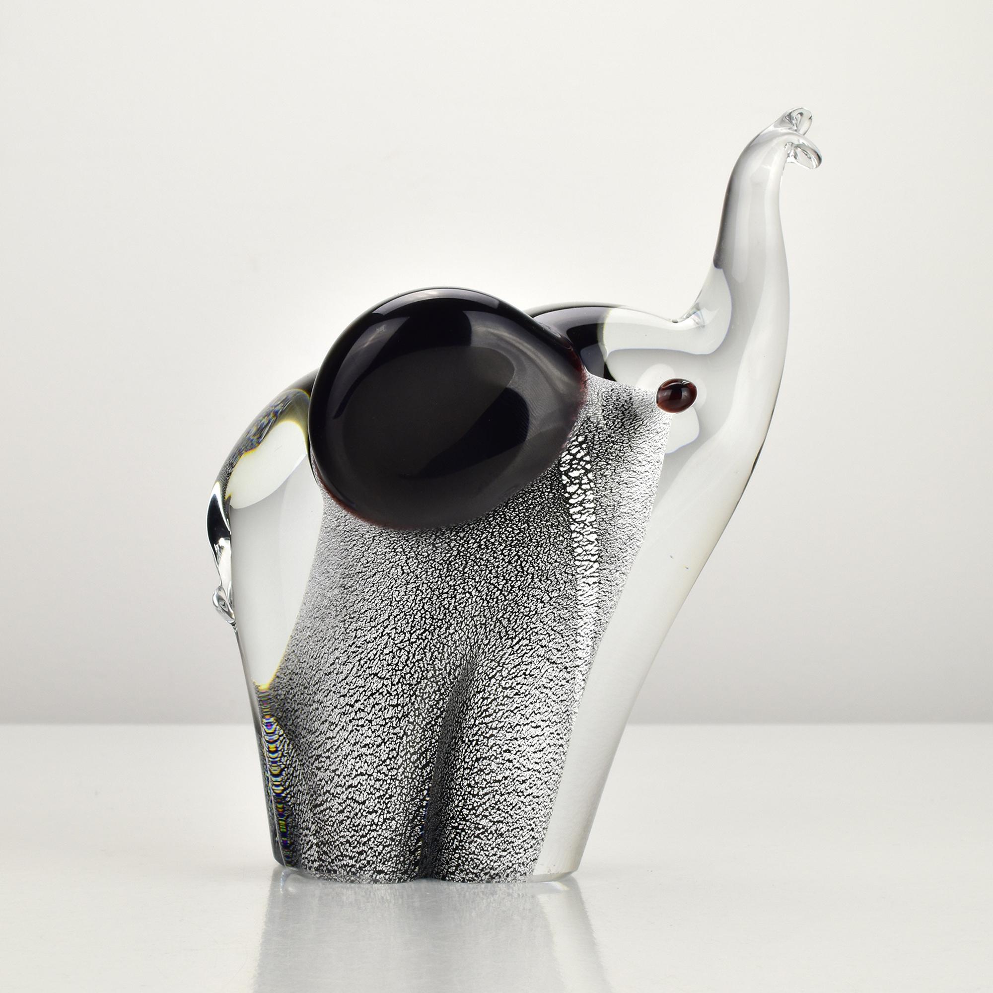 Élégante et expressive sculpture d'éléphant en verre de Murano attribuée à Formia Vetri di Murano, Italie, datant des années 1980. Cette pièce soufflée à la main est fabriquée en verre clair avec un effet craquelé interne spectaculaire de feuilles